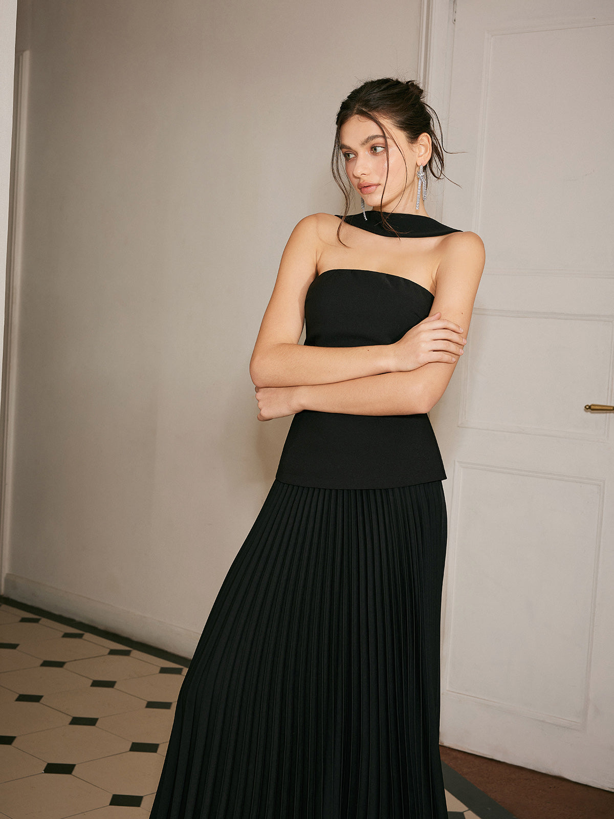 Liora Kleid mit plissiertem Einsatz und Choker-Design