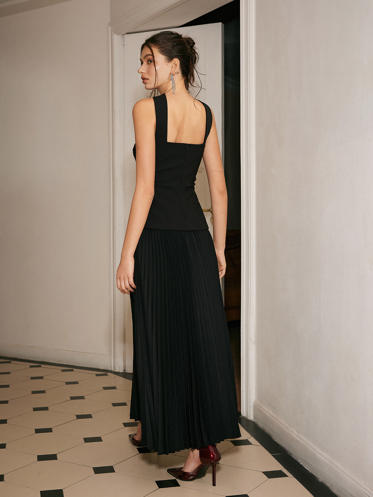 Liora Kleid mit plissiertem Einsatz und Choker-Design