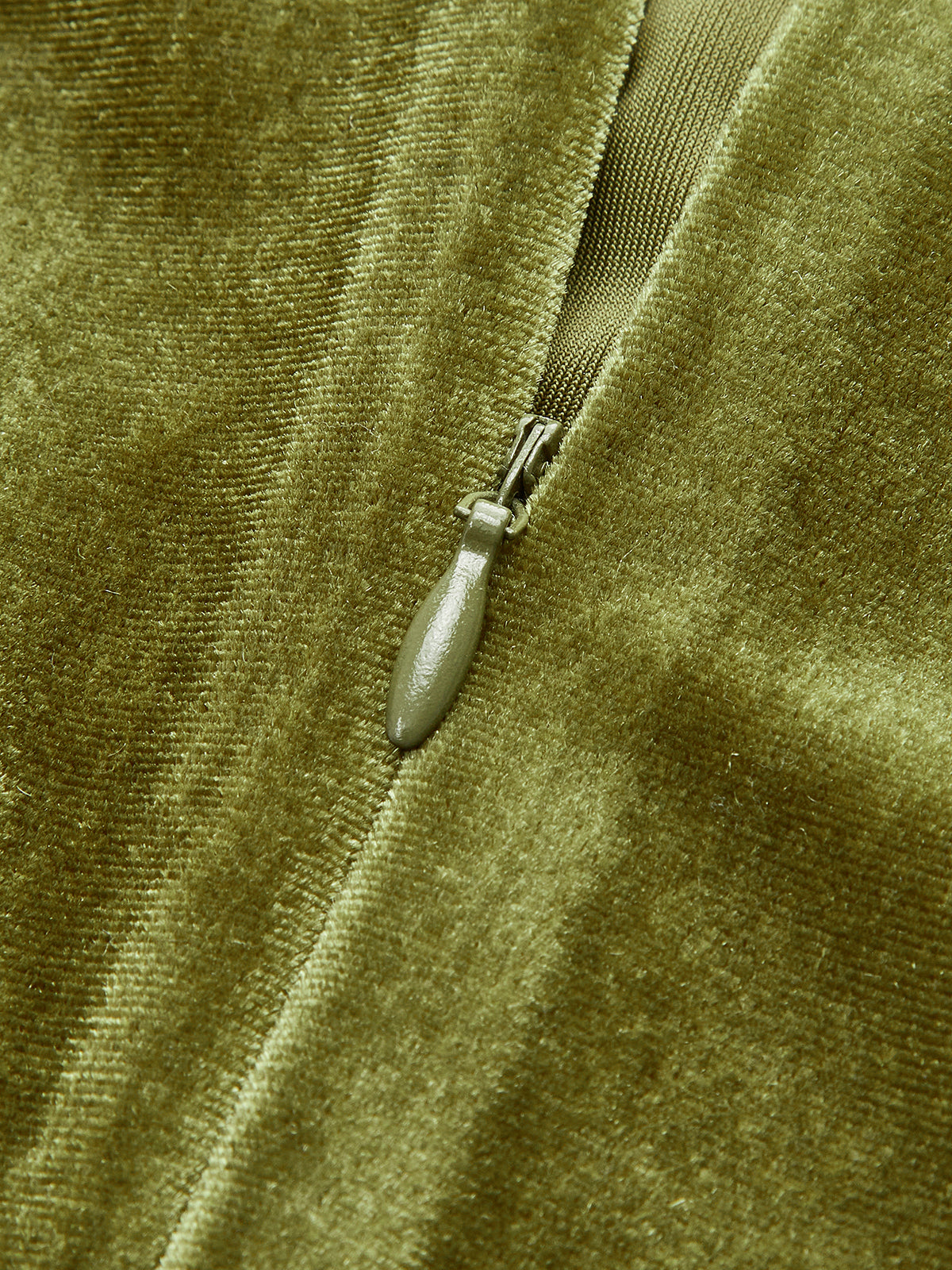 Luxbloom – Ärmelloses Samtkleid mit Stehkragen