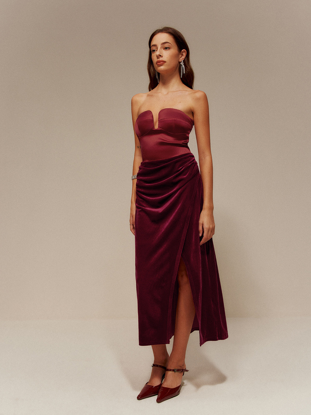 Mystic Plissiertes Schlauchkleid aus Satin-Einsatz und Samt