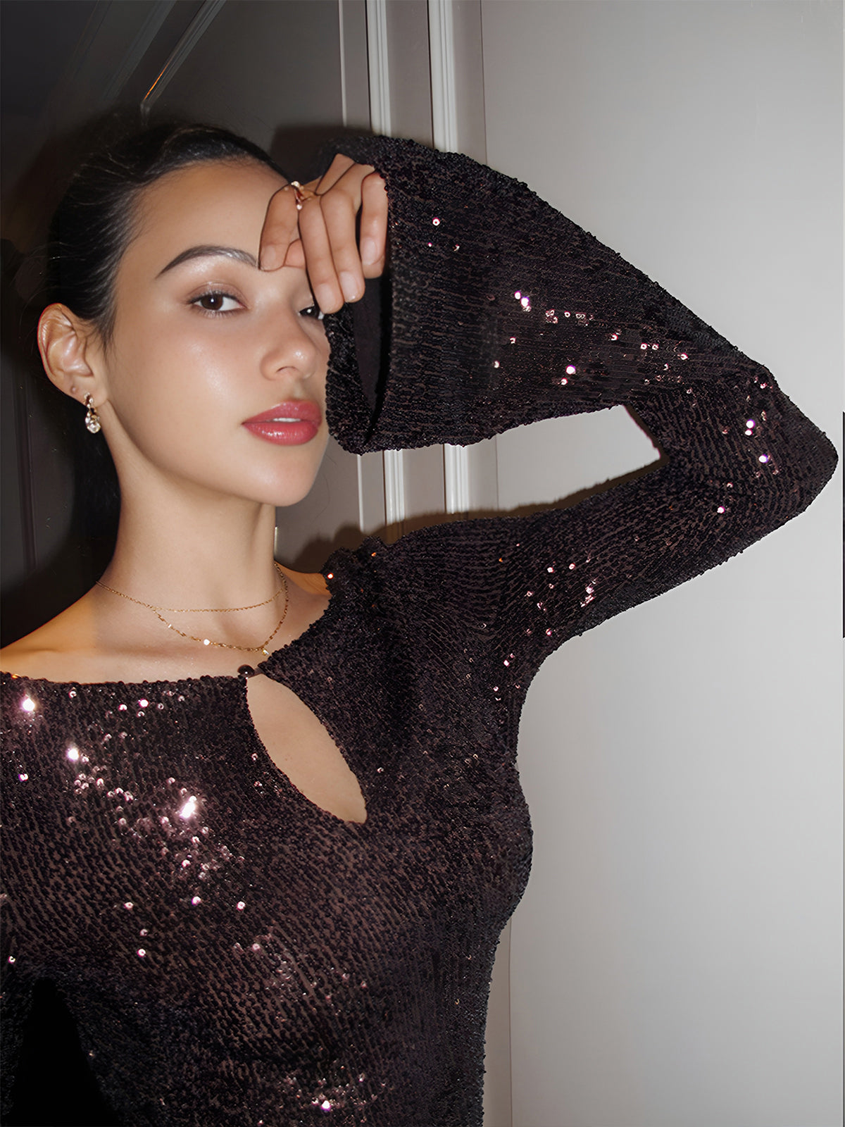 Kleid mit Pailletten und Schlüssellochausschnitt in Iridlace-Optik