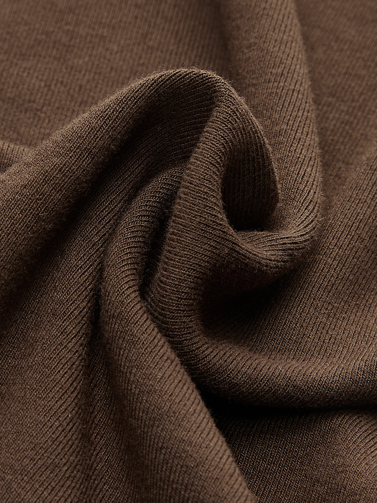 Shimfire – Plisseekleid mit unregelmäßigem Metallring-Schlitz