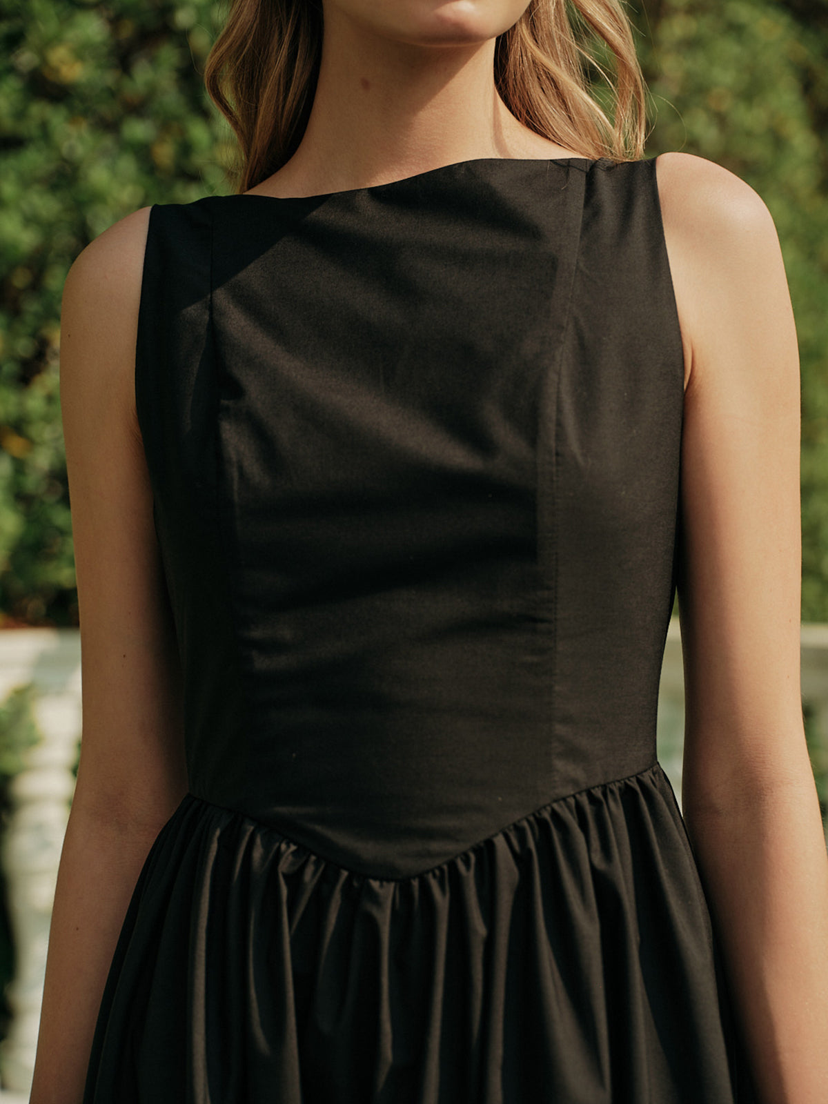 Mystwind – Rückenfreies, plissiertes, ärmelloses langes Kleid