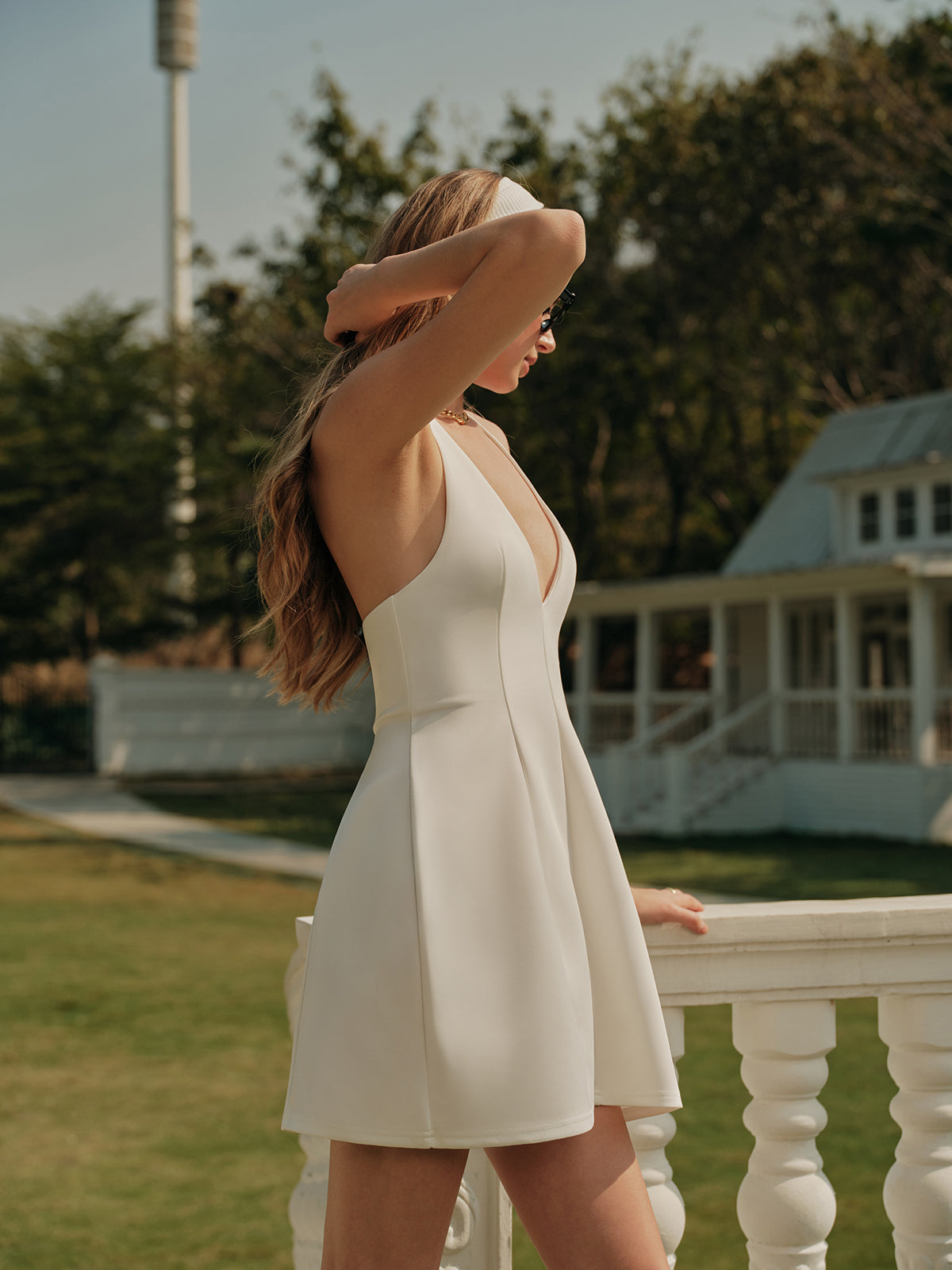Seidengesponnenes Neckholder-Kleid mit Knoten und V-Ausschnitt