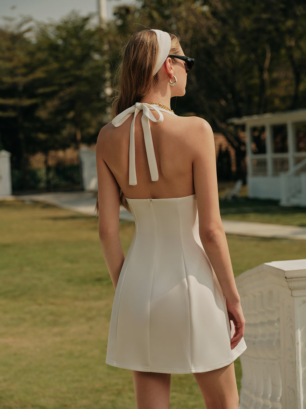 Seidengesponnenes Neckholder-Kleid mit Knoten und V-Ausschnitt