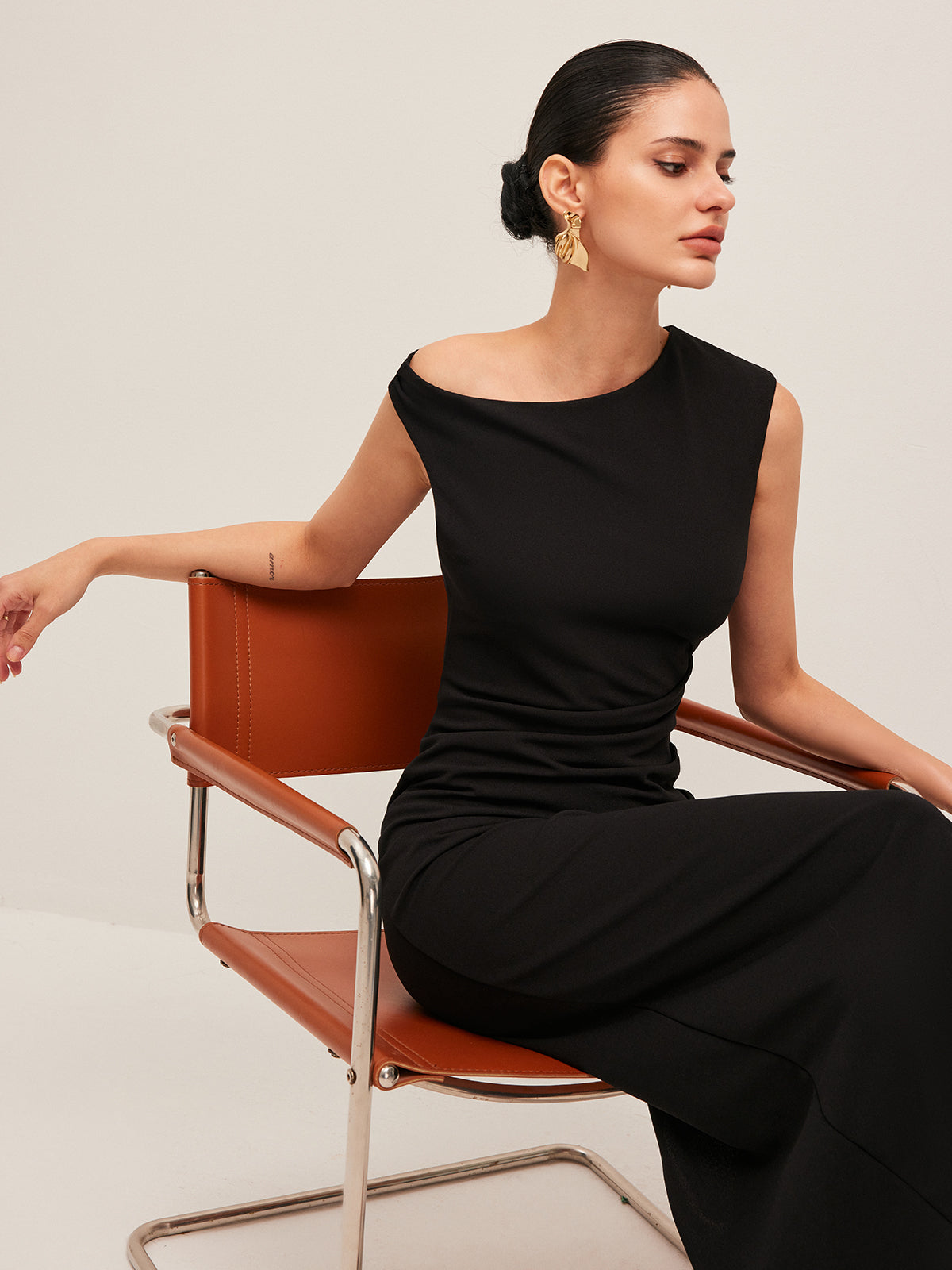 Serapspun – Kleid mit asymmetrischen Schultern