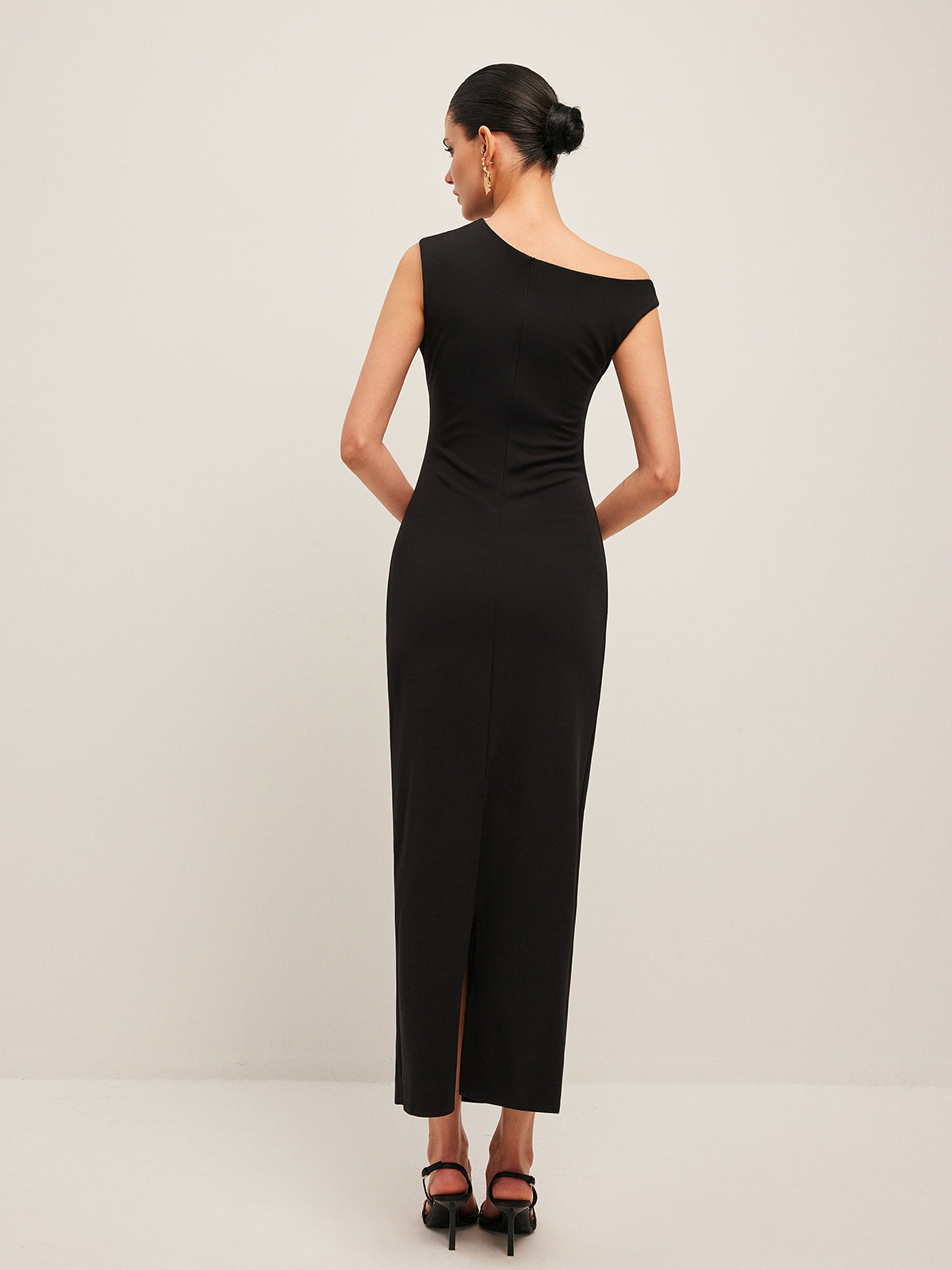 Serapspun – Kleid mit asymmetrischen Schultern
