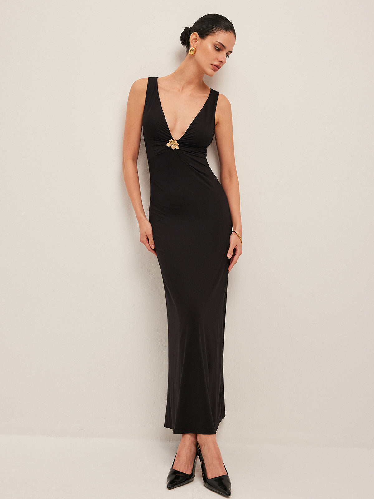 Ärmelloses Kleid mit V-Ausschnitt und goldenem Blumendetail in Opalweave