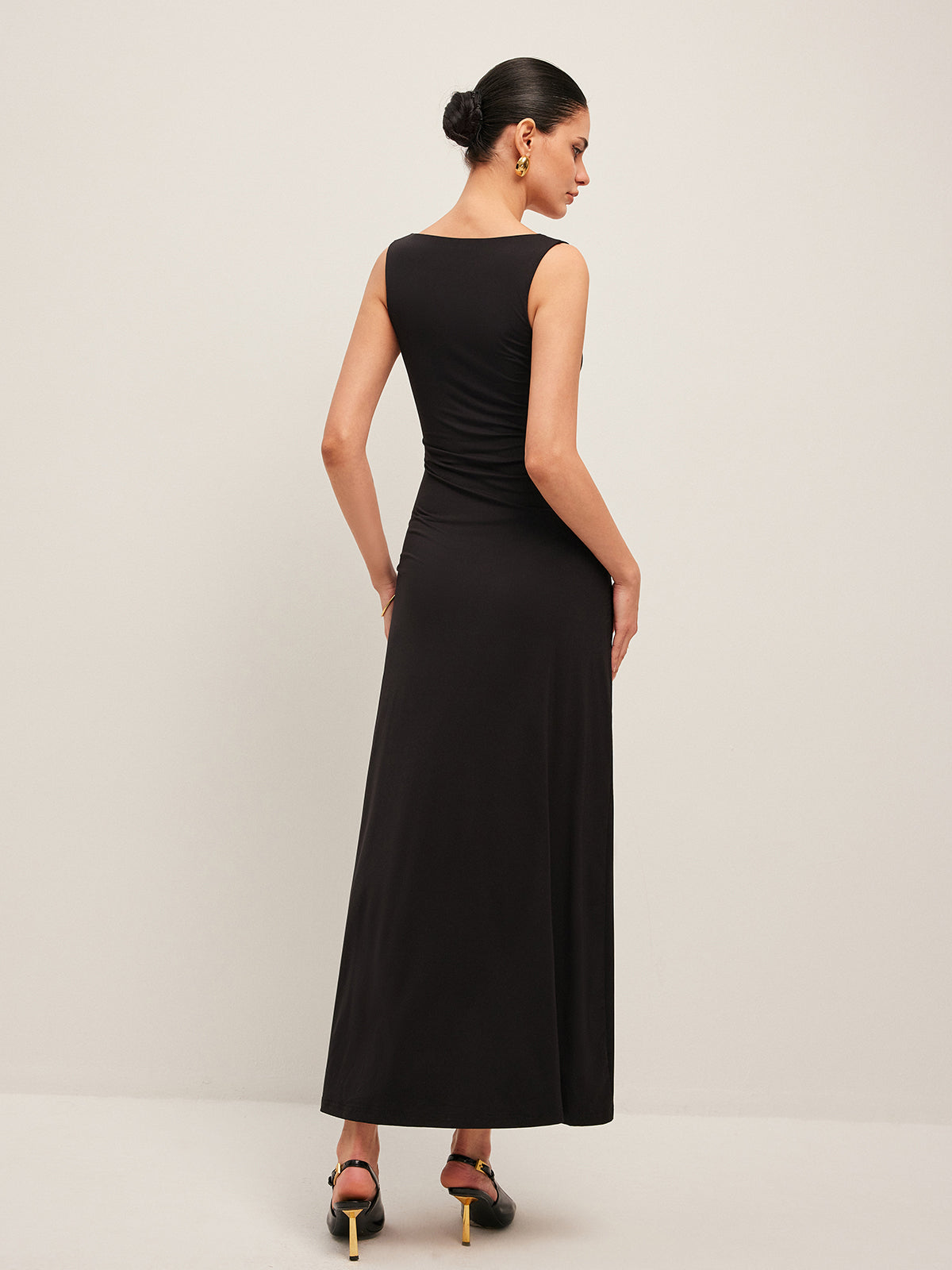 Ärmelloses Kleid mit V-Ausschnitt und goldenem Blumendetail in Opalweave