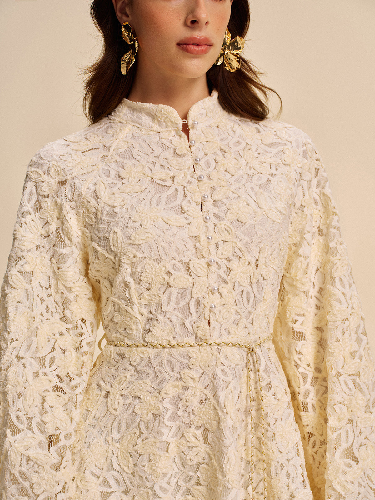 Seraplace – Spitzenkleid mit Glockenärmeln und Gürtel