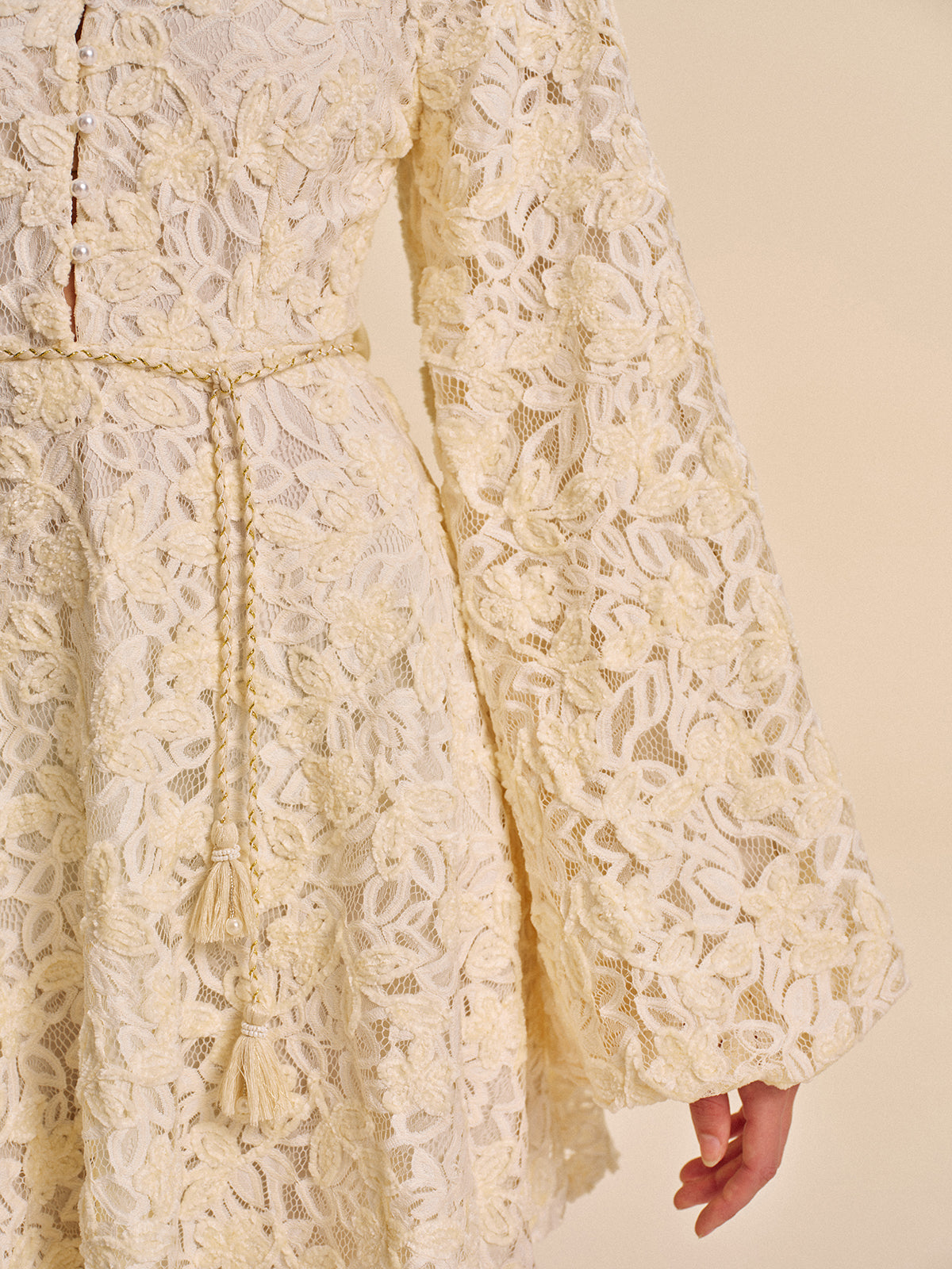 Seraplace – Spitzenkleid mit Glockenärmeln und Gürtel