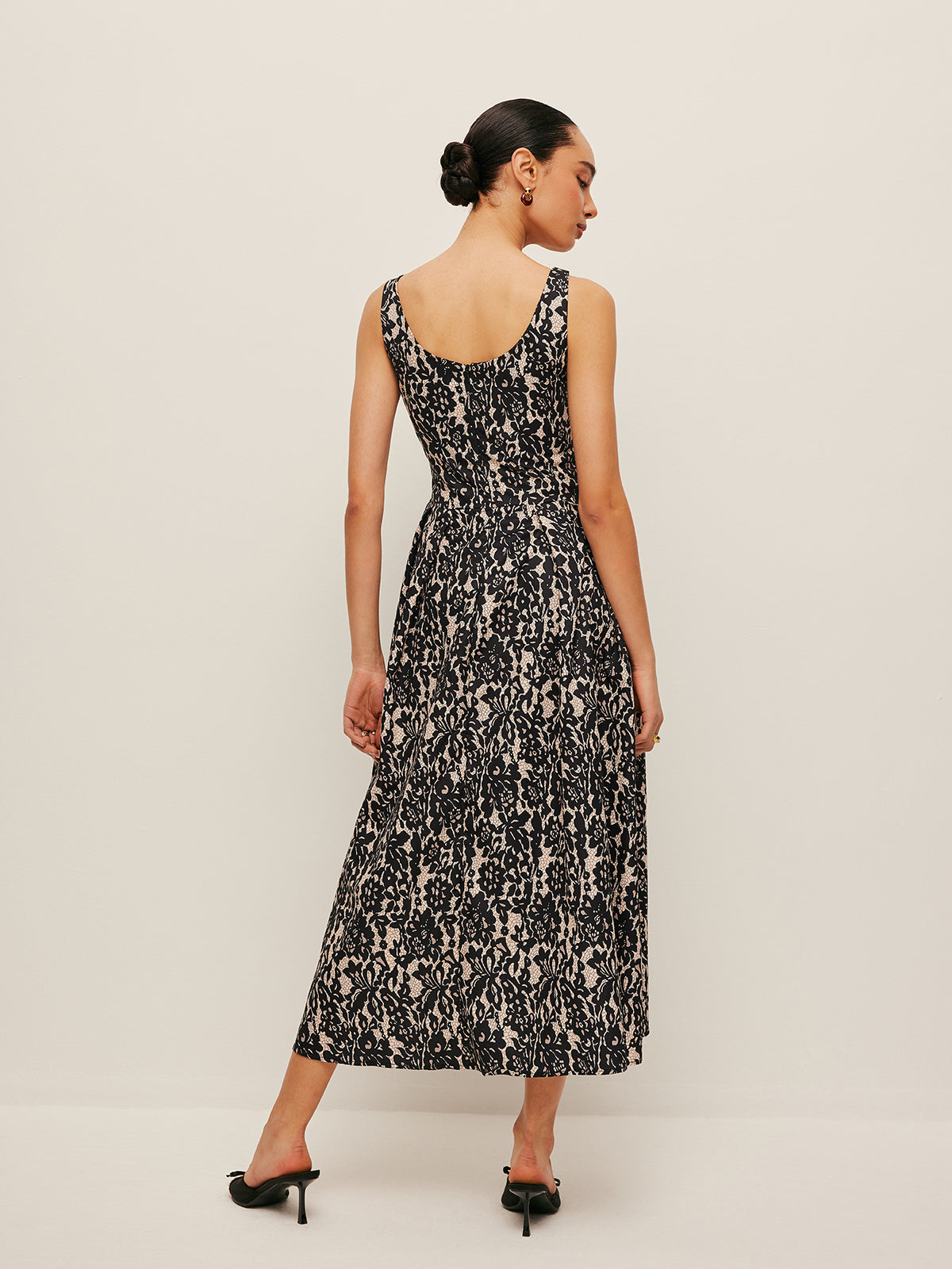 Tiha – Schulterfreies Kleid mit Blumenmuster