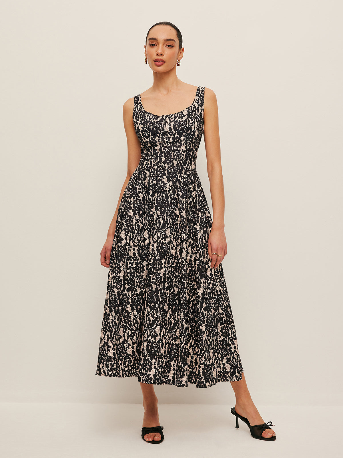 Tiha – Schulterfreies Kleid mit Blumenmuster