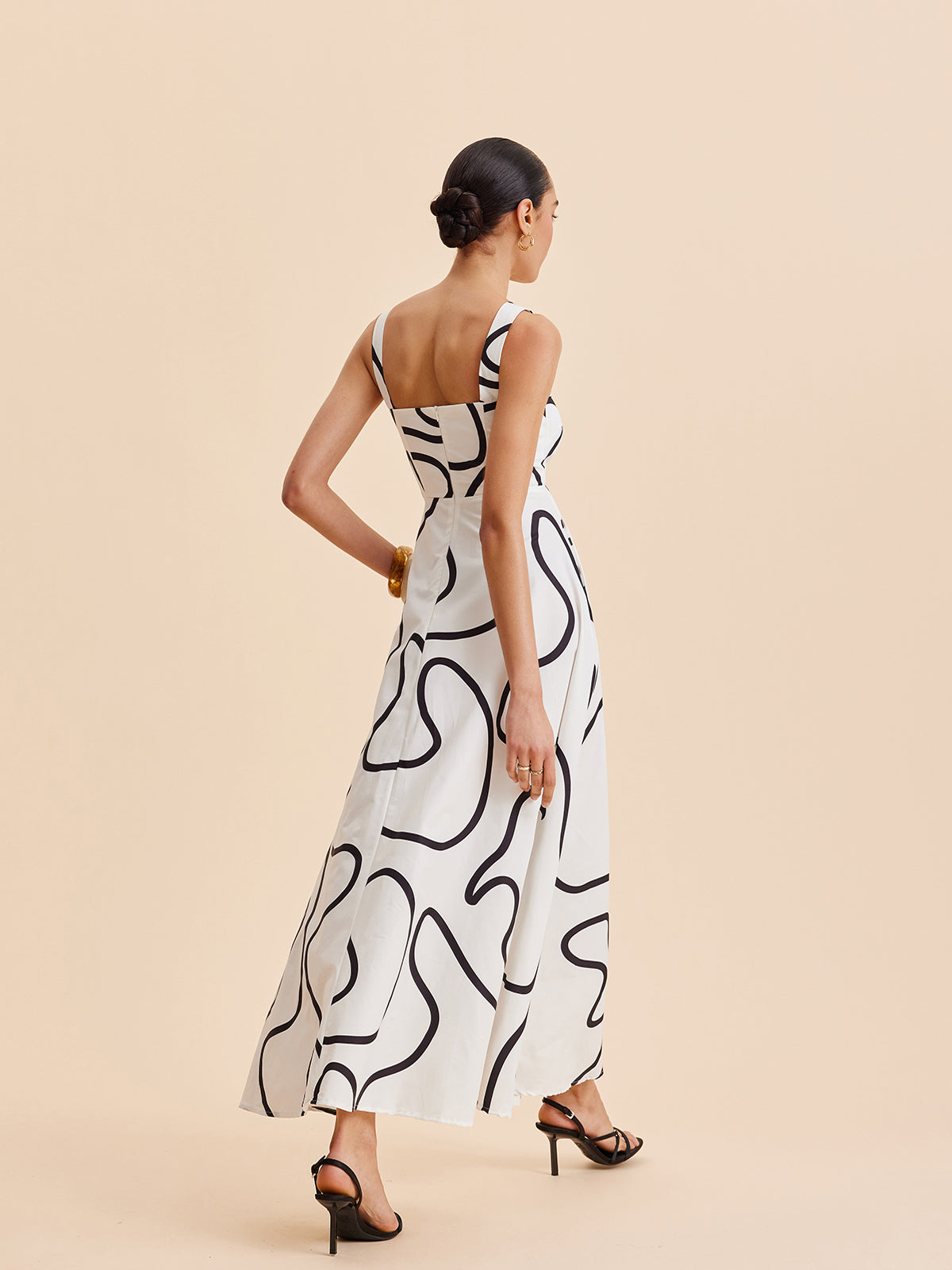 Nara Kleid mit quadratischen Trägern und abstraktem Liniendruck