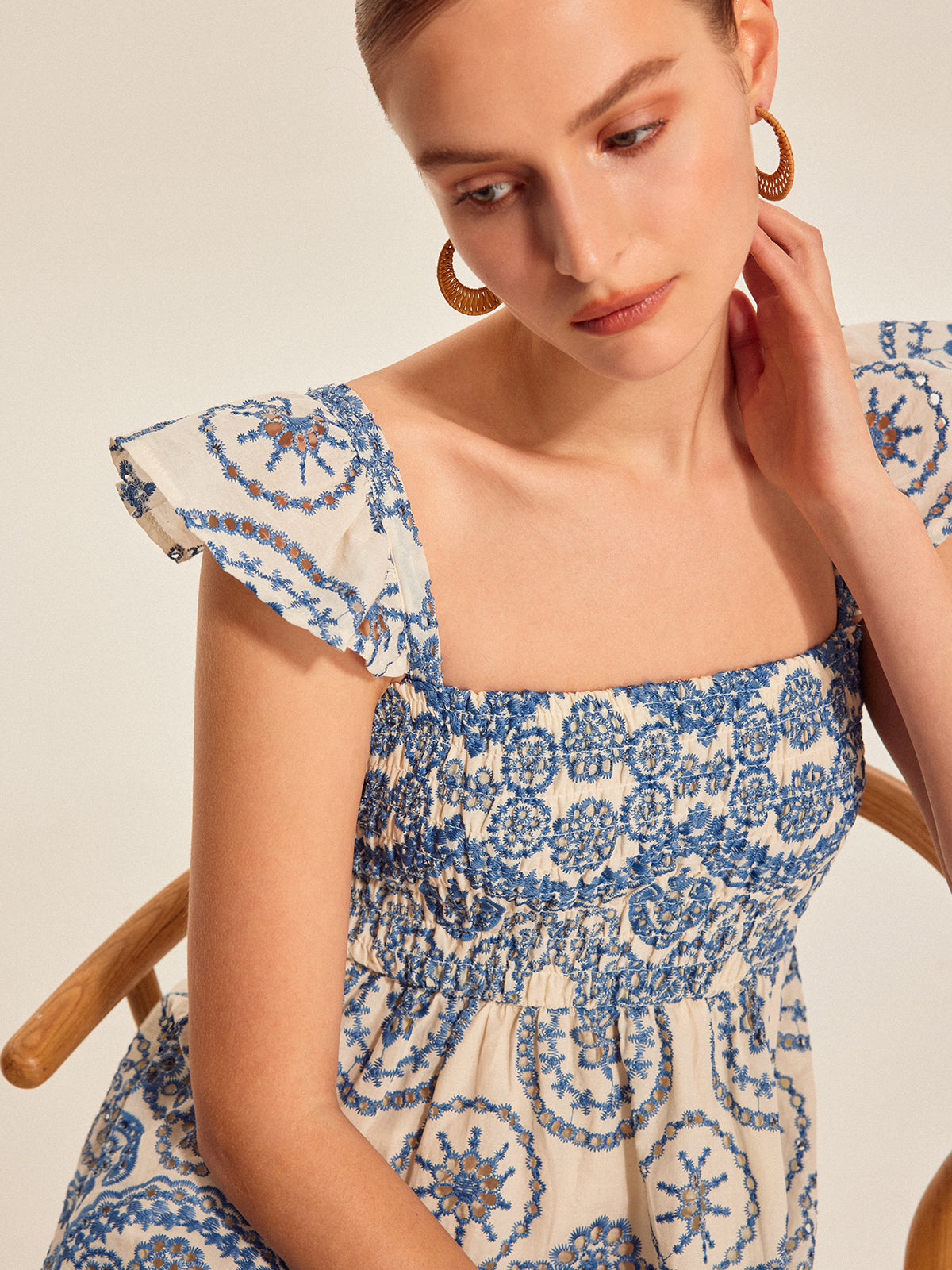 Mirabelle Semi-Sheer Boho Blommig Klänning med Utskurna Ryggar