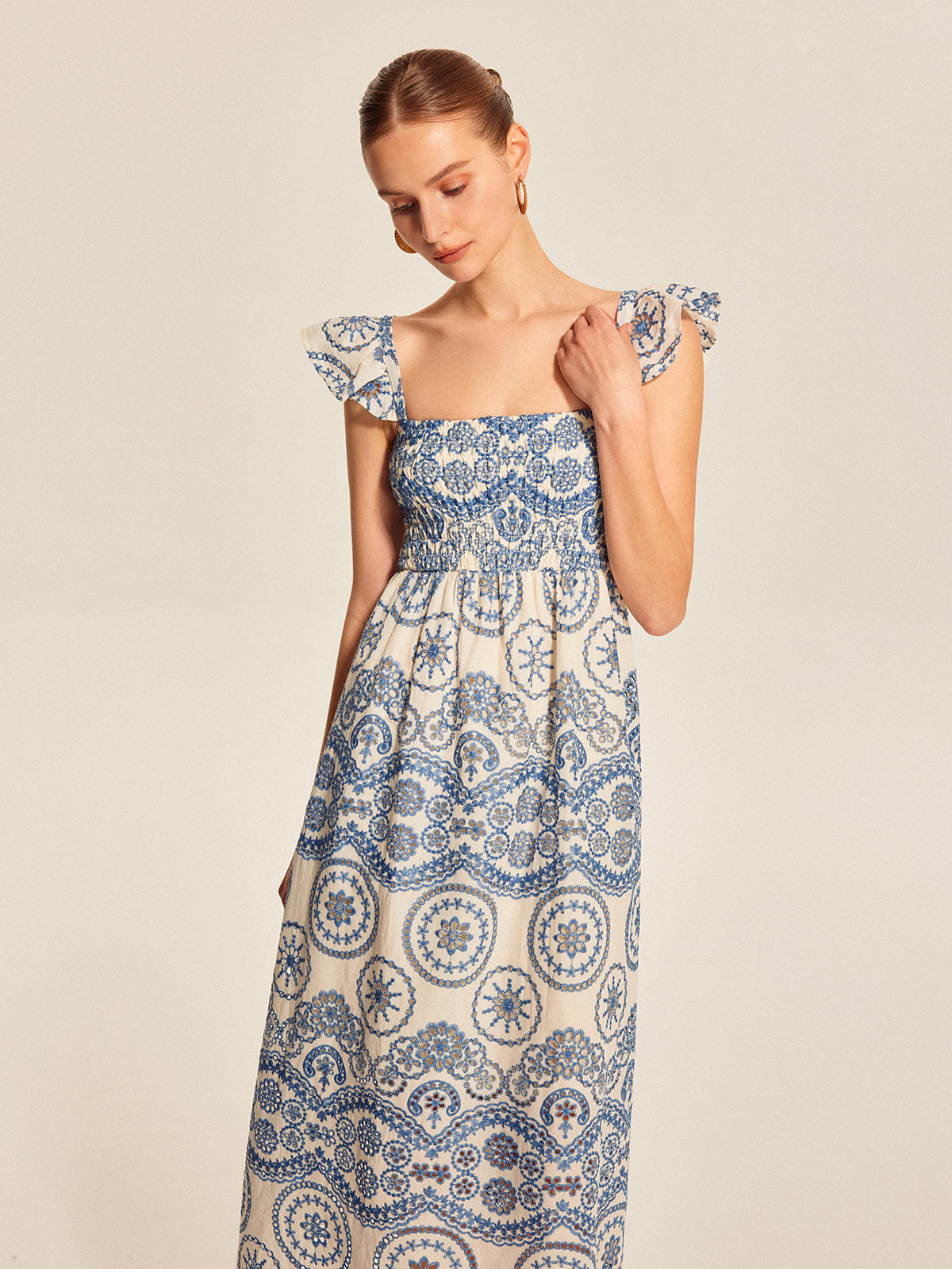 Mirabelle Semi-Sheer Boho Blommig Klänning med Utskurna Ryggar