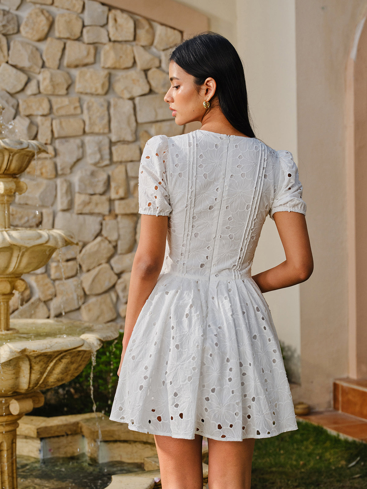 Splendlace – Baumwollkleid mit Ösen und Puffärmeln