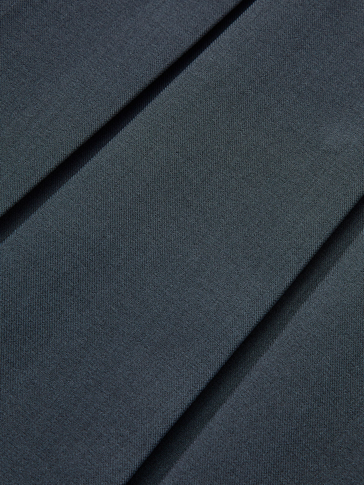 Lumispun Plissiertes Kleid mit weitem Kragendetail