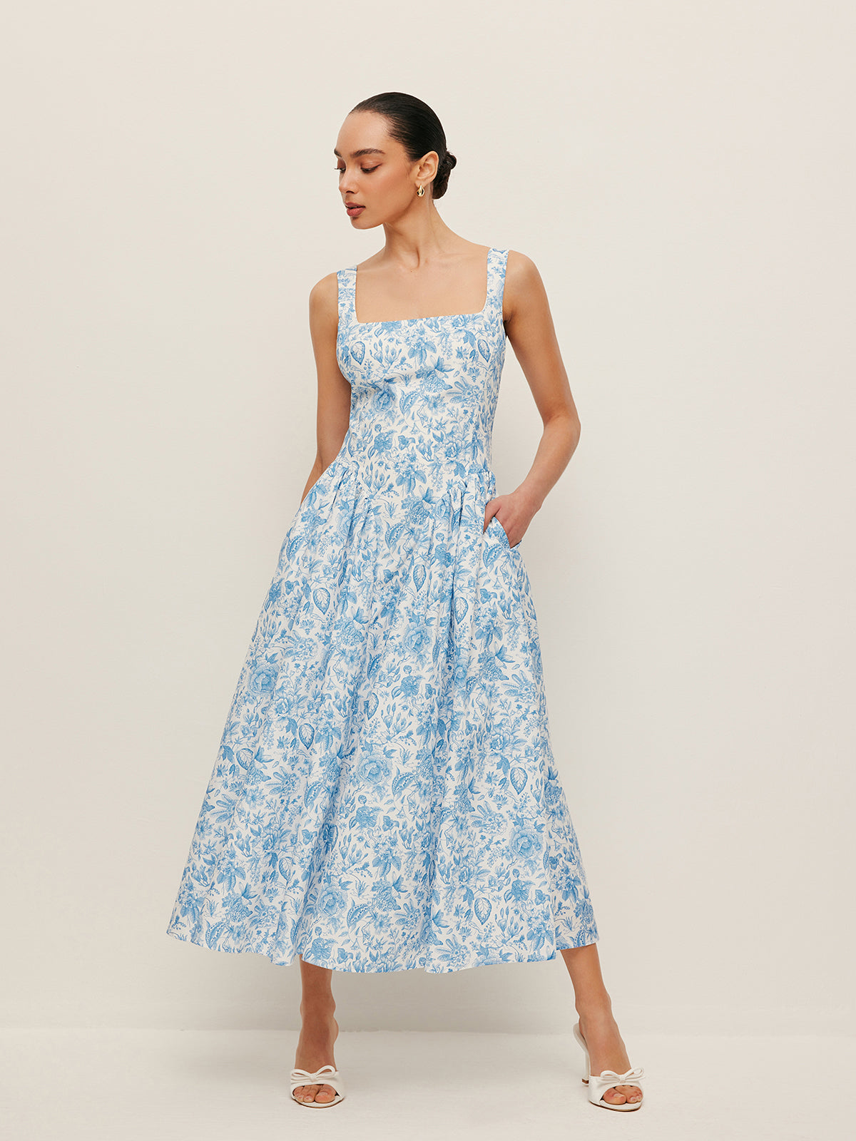 Orelle – Bedrucktes Kleid mit eckigem Ausschnitt und Taschen