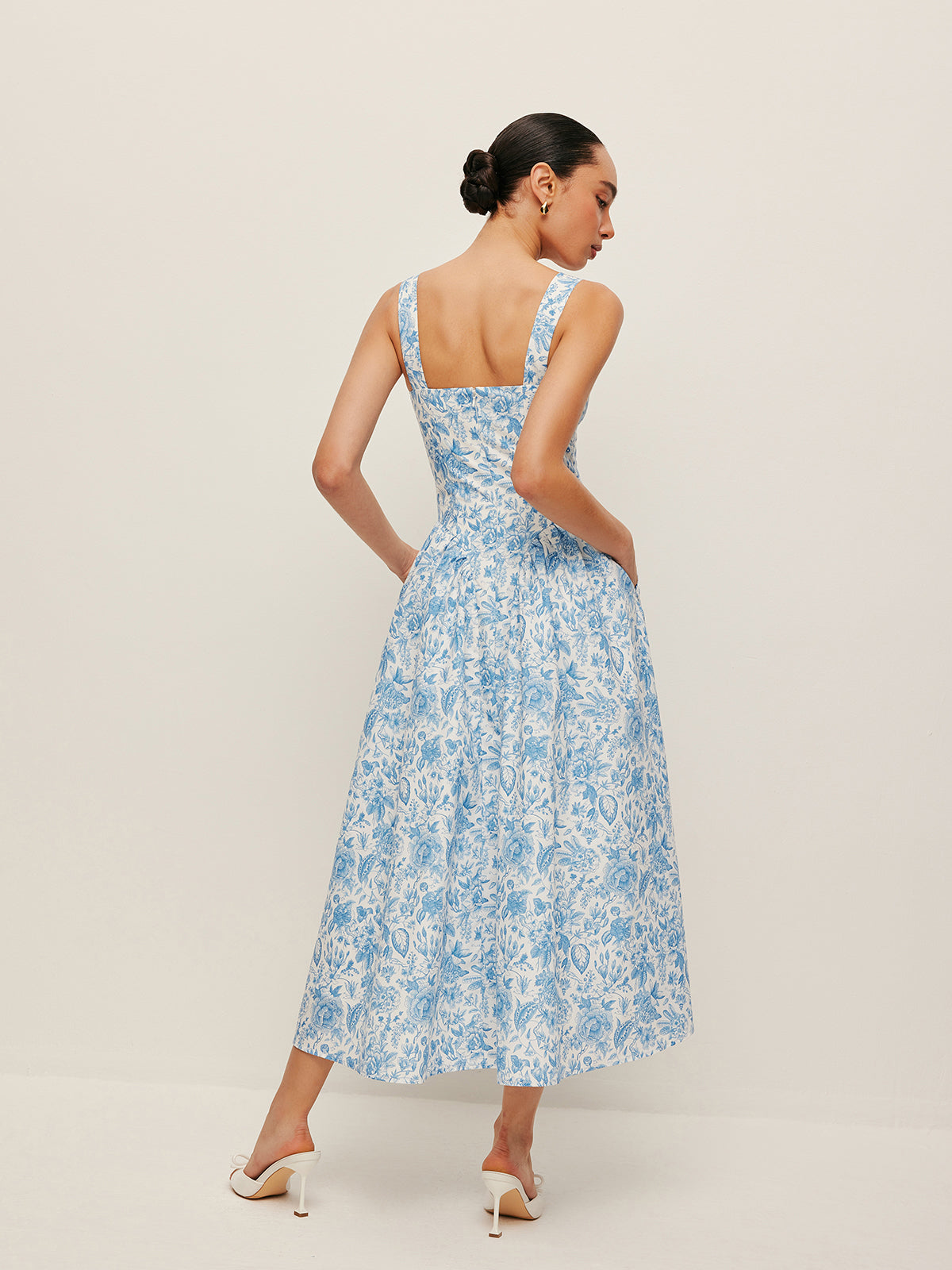 Orelle – Bedrucktes Kleid mit eckigem Ausschnitt und Taschen