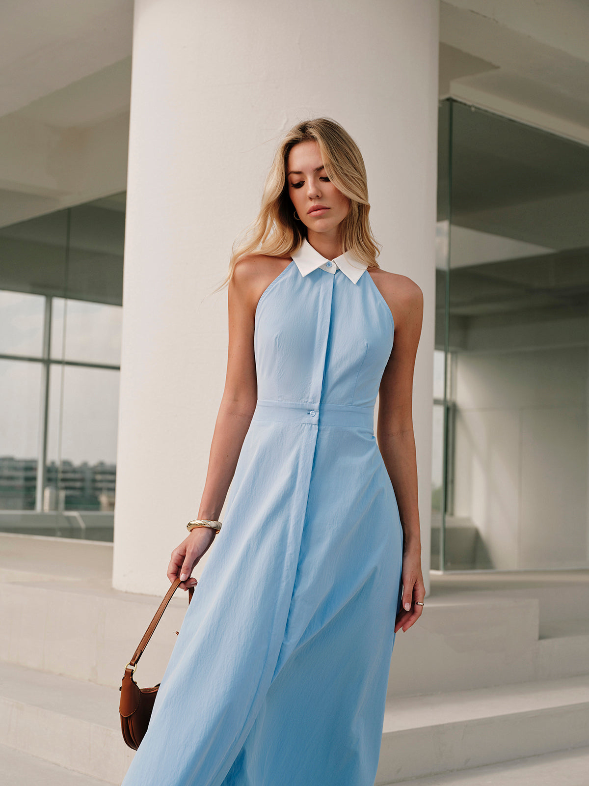 Ärmelloses Viza-Kleid mit Knopfleiste und Kragen