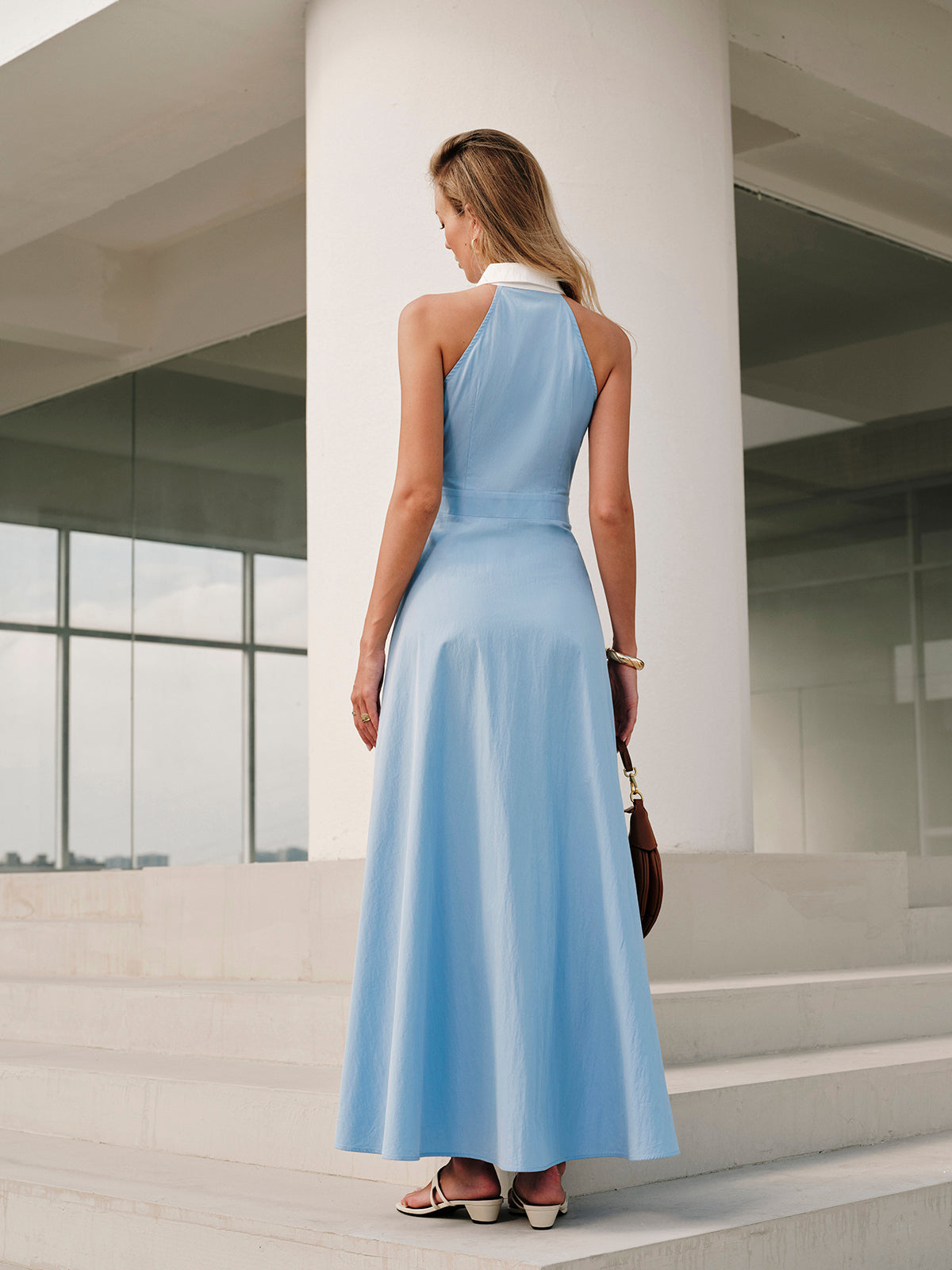 Ärmelloses Viza-Kleid mit Knopfleiste und Kragen