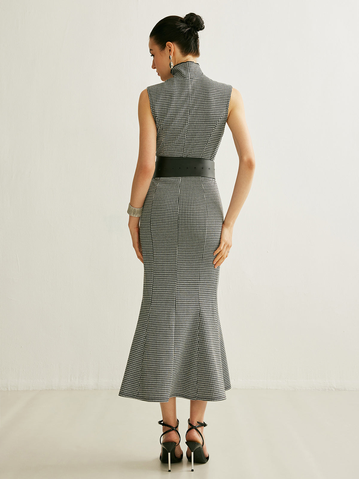 Divinesilk – Ärmelloses, kariertes Kleid mit Gürtel
