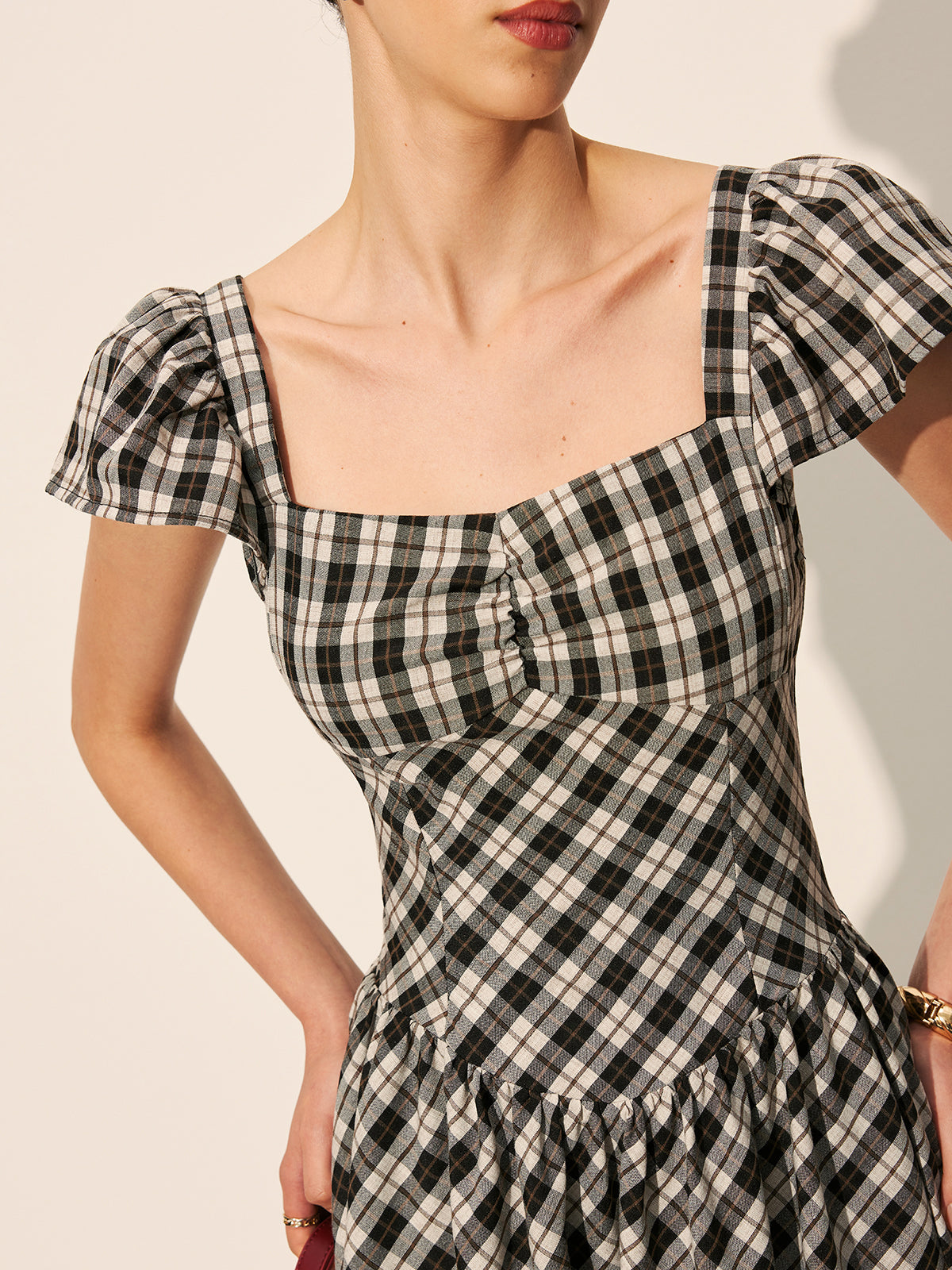 Majestweave – Kleid mit Puffärmeln und Schachbrettmuster
