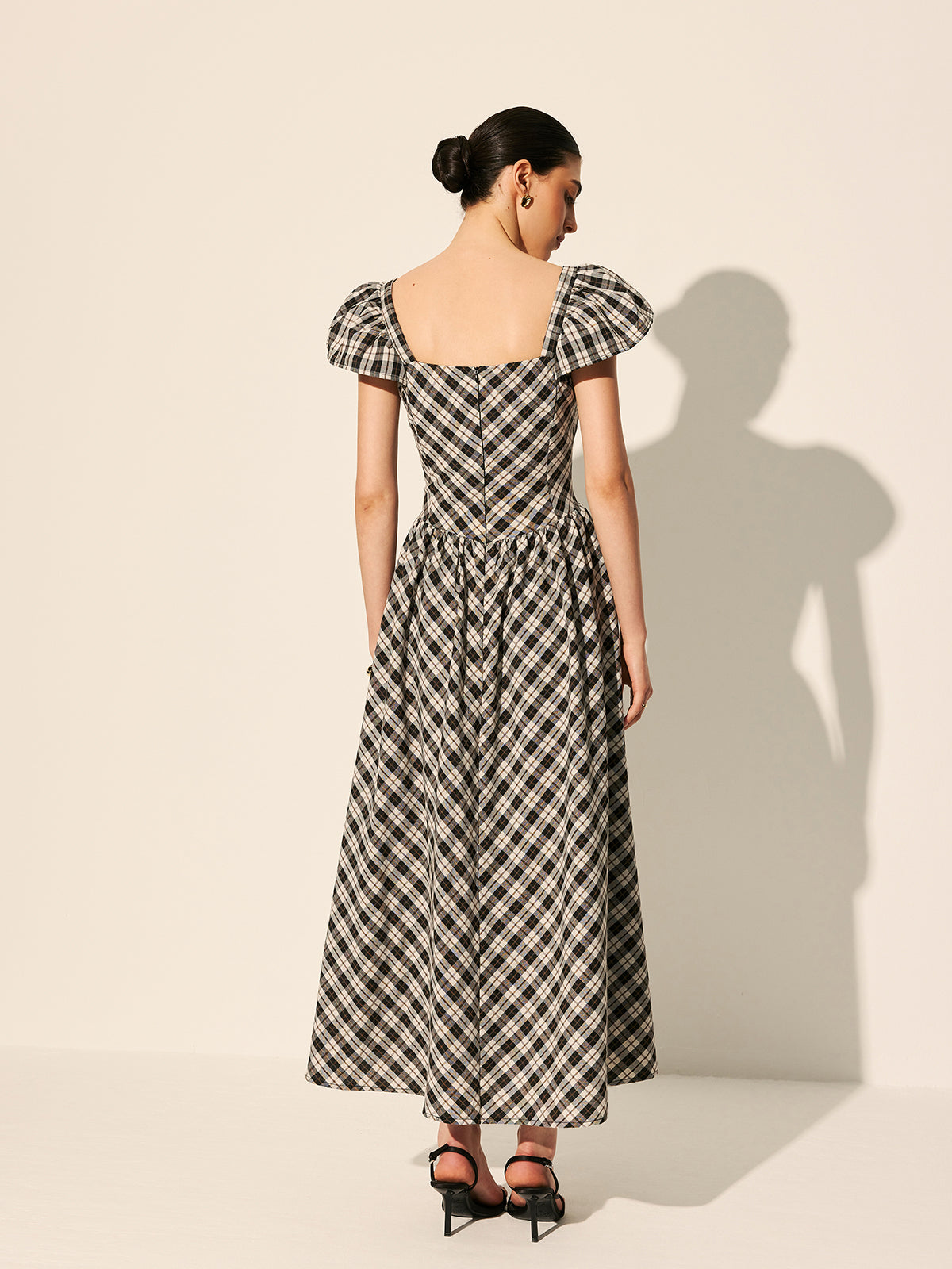 Majestweave – Kleid mit Puffärmeln und Schachbrettmuster