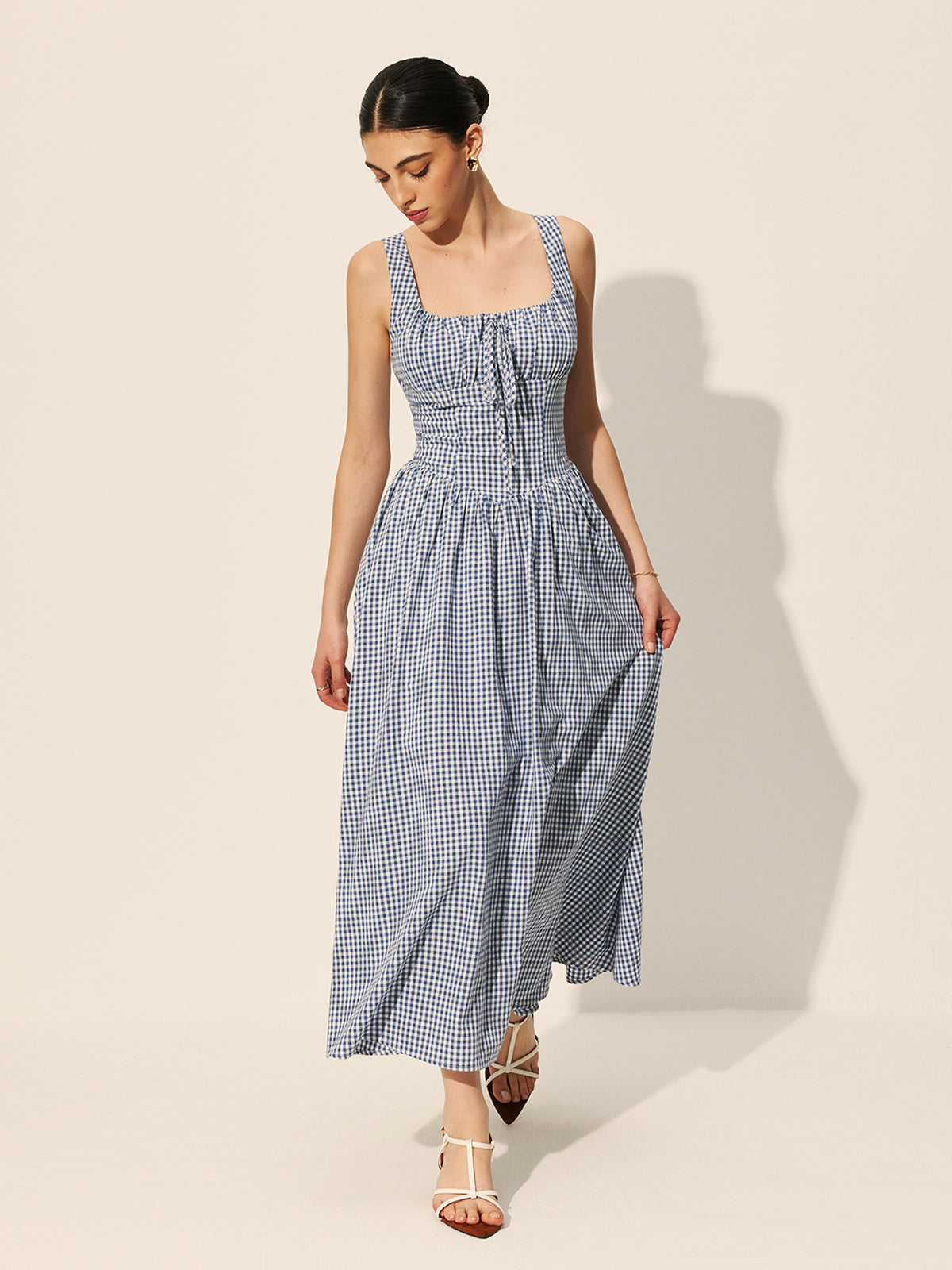 Mystisches Baumwollkleid mit Schachbrettmuster und Bindeband vorne