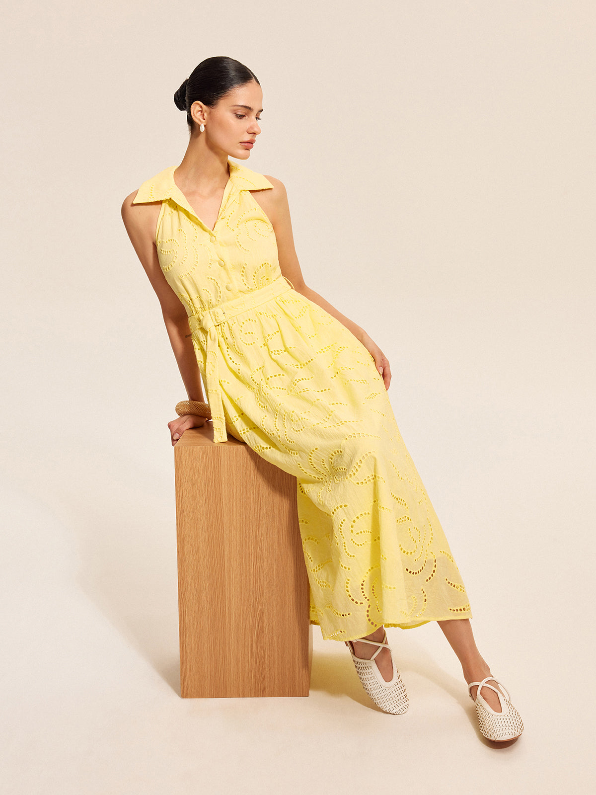 Prismora – Besticktes Baumwollkleid mit Gürtel