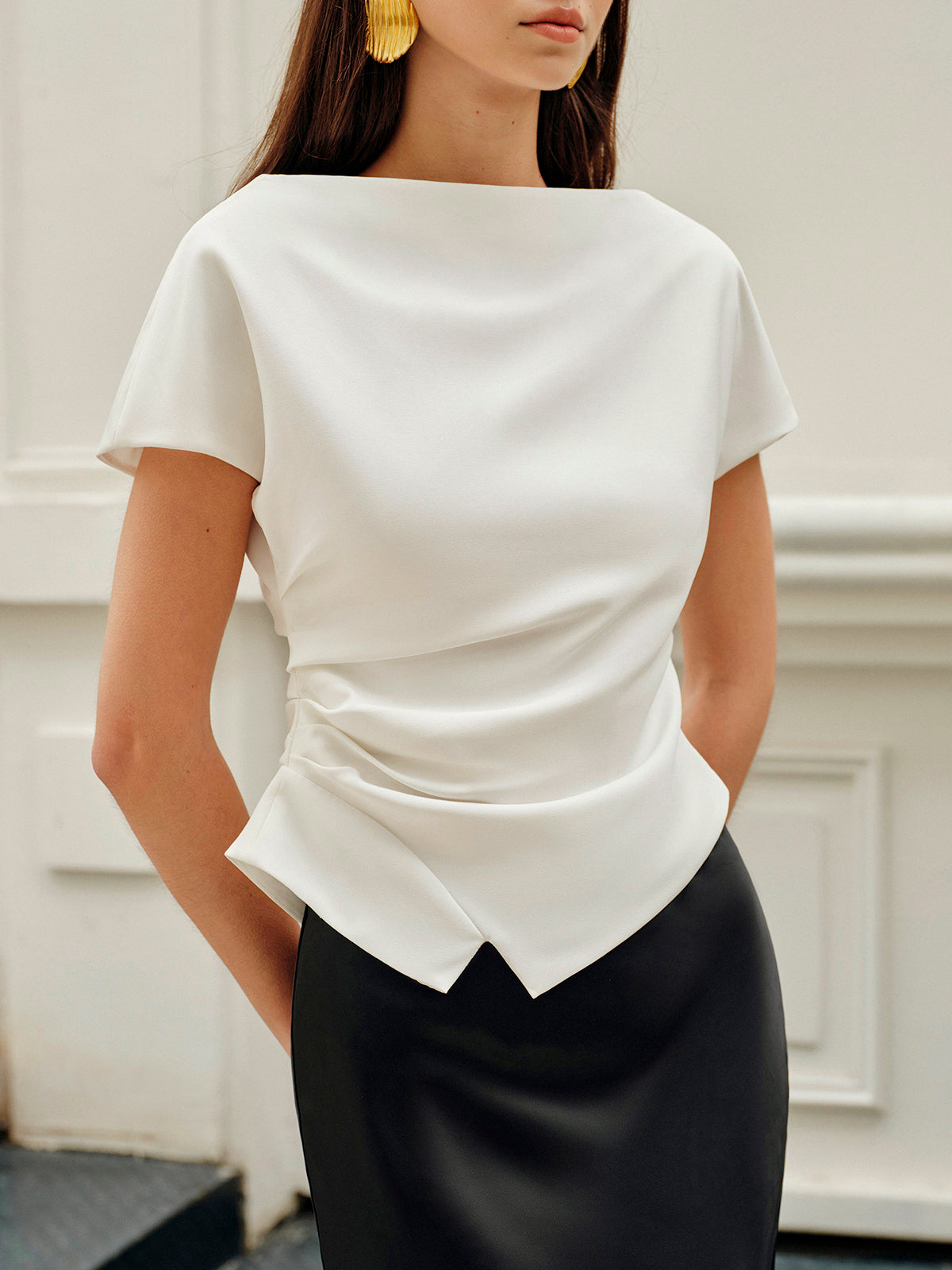 Rielle – T-Shirt mit asymmetrischem Saum und Rüschen