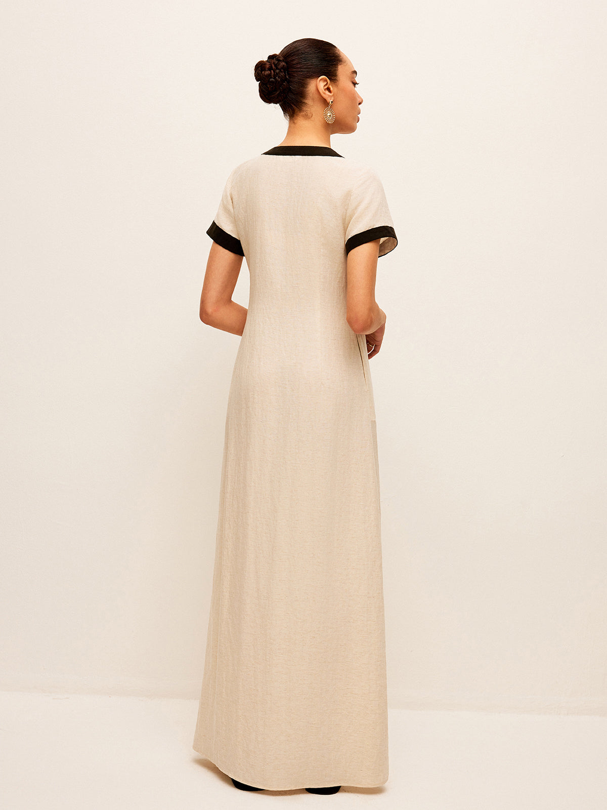 LŽva Kleid aus Baumwolle und Leinen mit hohem Schlitz und Kontrastbesatz