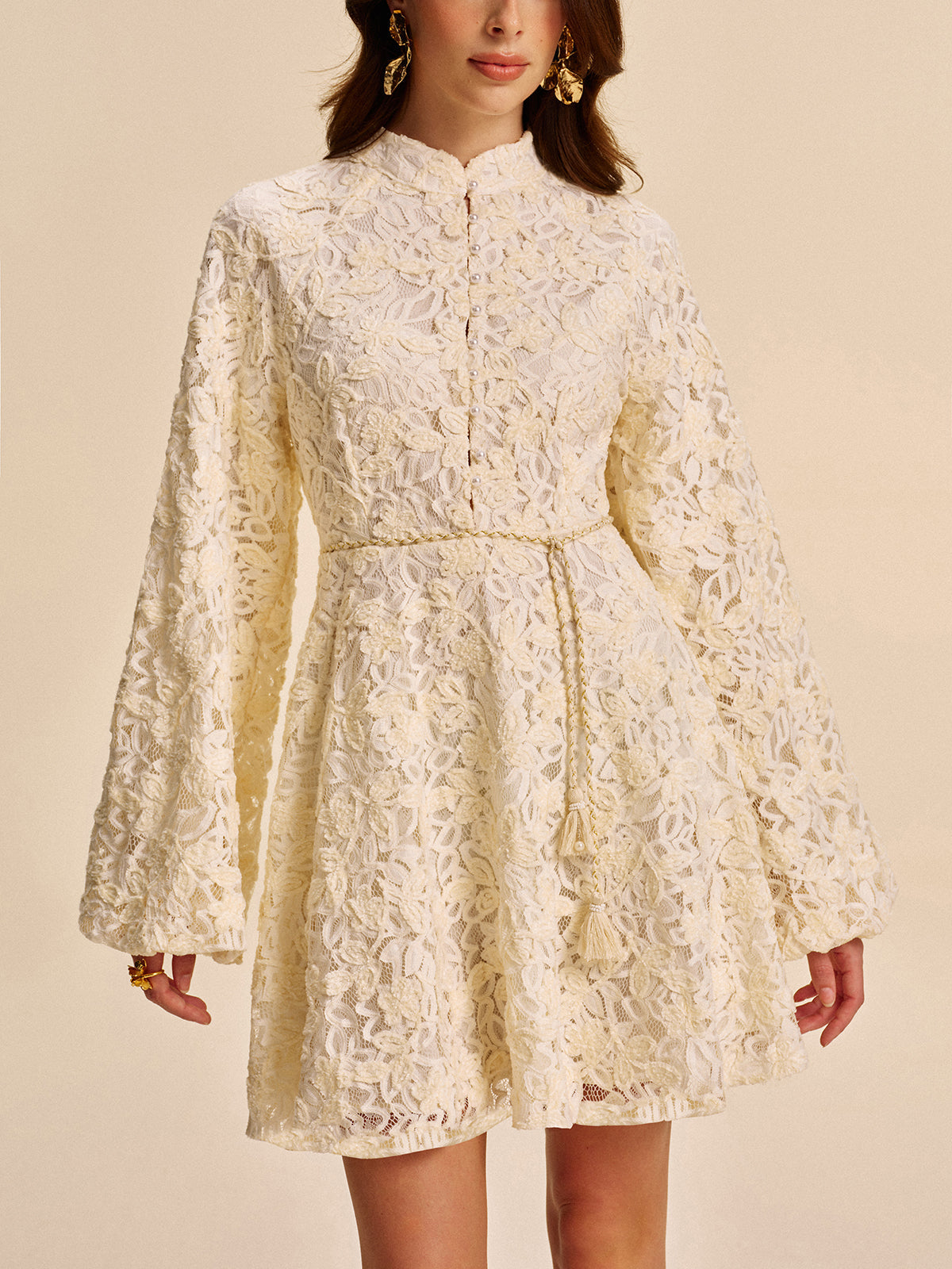 Seraplace – Spitzenkleid mit Glockenärmeln und Gürtel