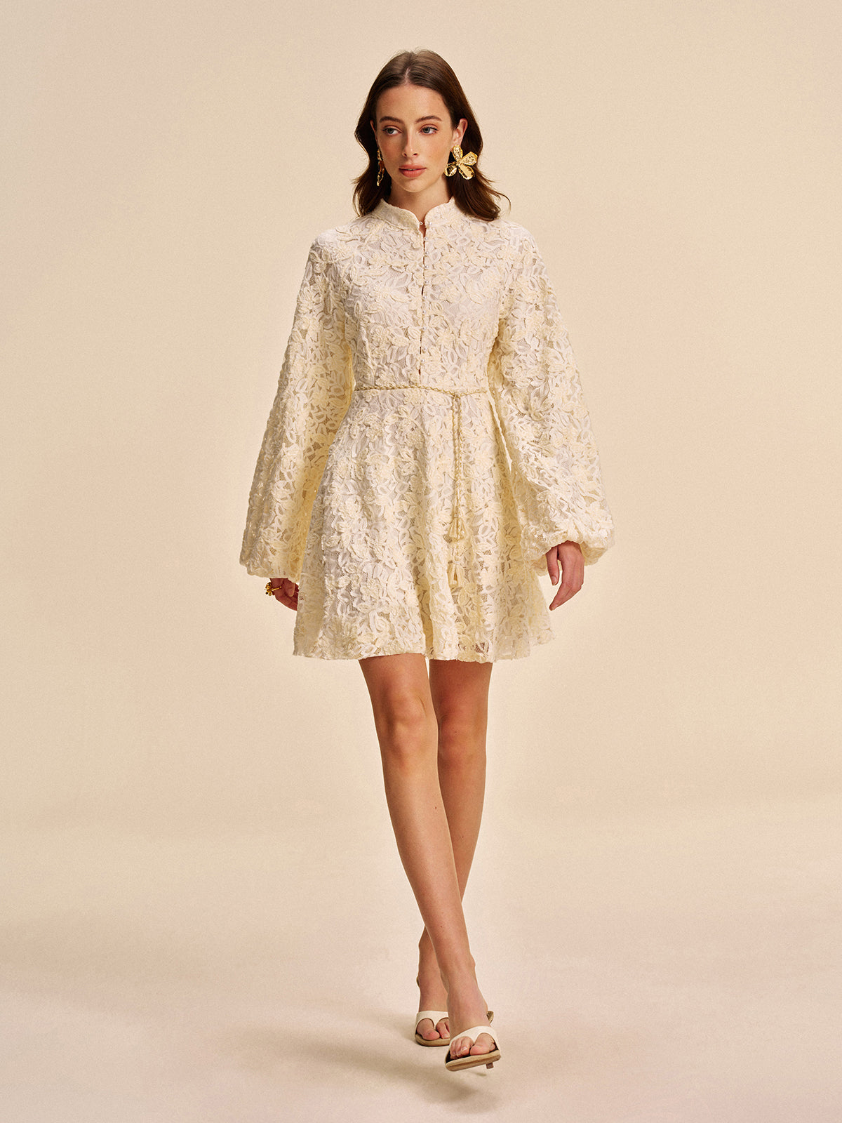 Seraplace – Spitzenkleid mit Glockenärmeln und Gürtel