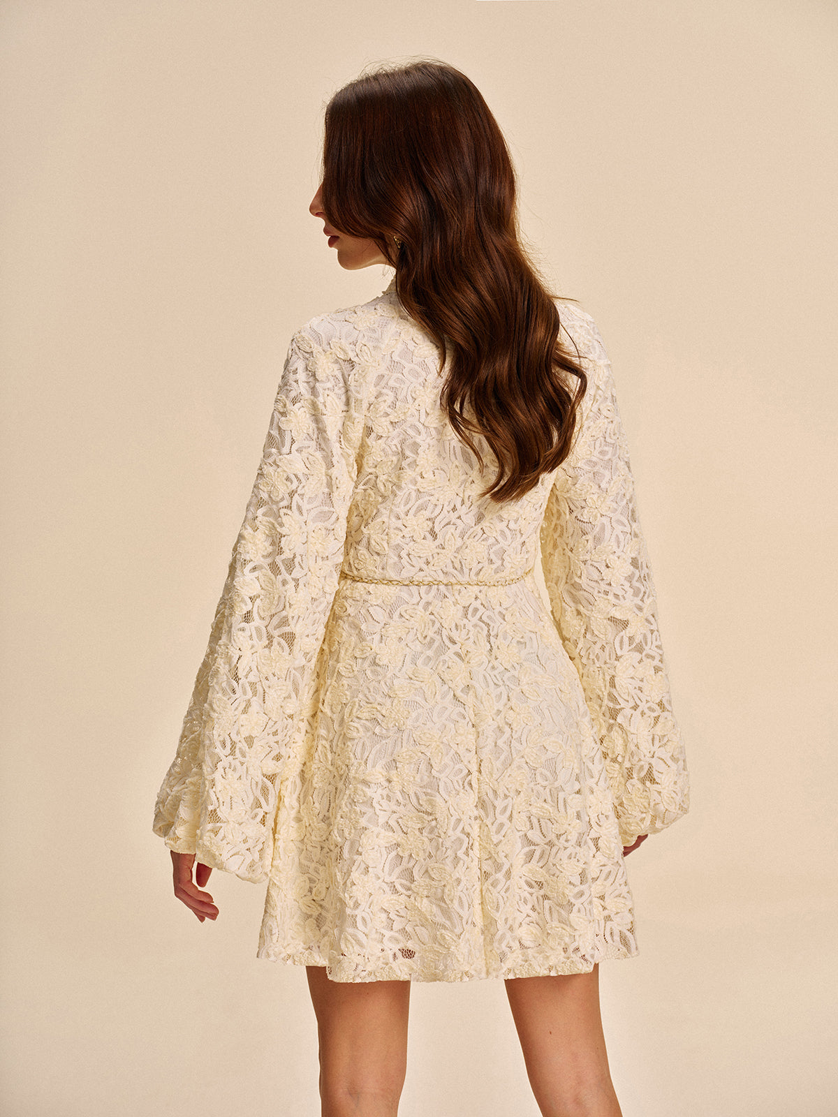 Seraplace – Spitzenkleid mit Glockenärmeln und Gürtel