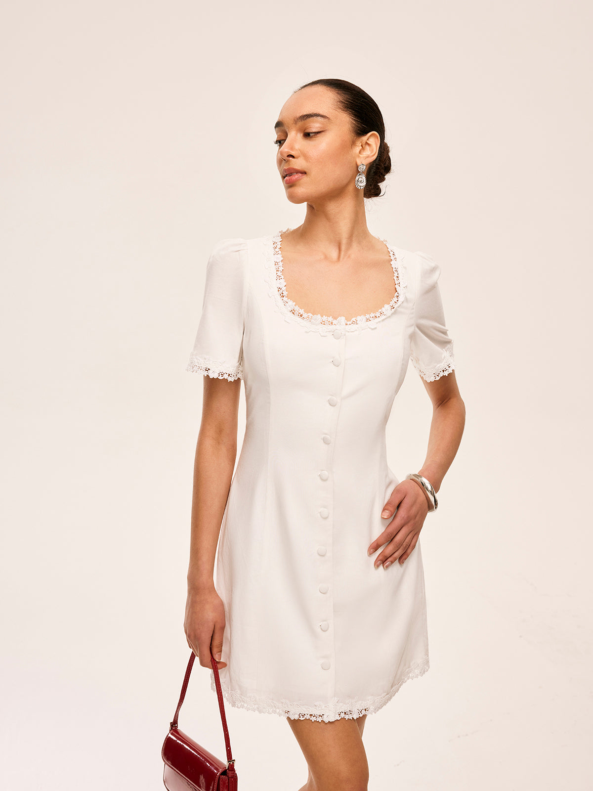 Kleid aus Radispun-Baumwolle und Leinen mit Spitzenbesatz und Knopfdetails