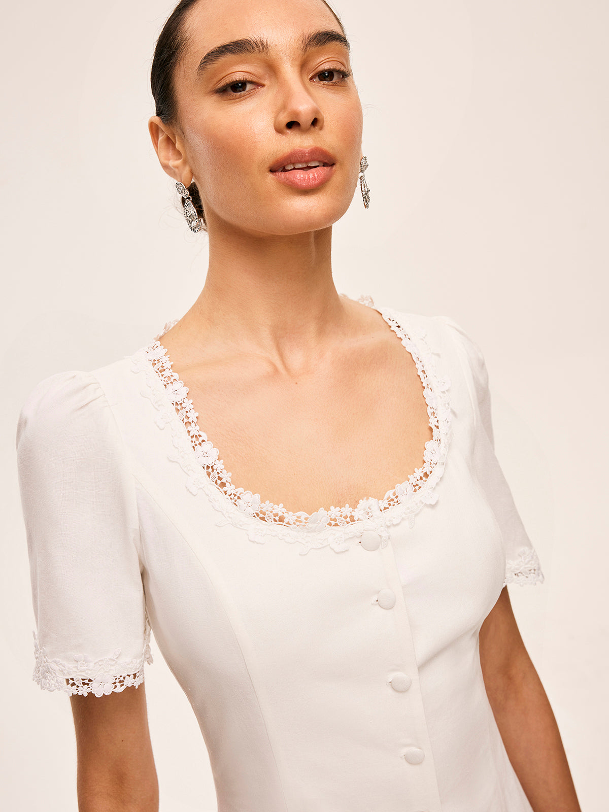 Kleid aus Radispun-Baumwolle und Leinen mit Spitzenbesatz und Knopfdetails