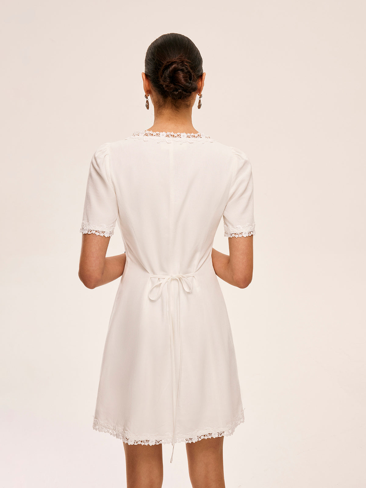 Kleid aus Radispun-Baumwolle und Leinen mit Spitzenbesatz und Knopfdetails