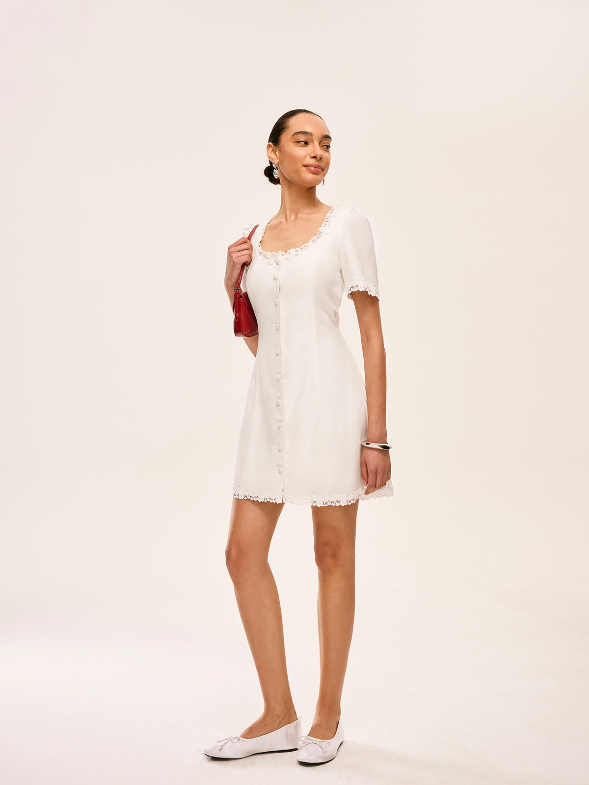 Kleid aus Radispun-Baumwolle und Leinen mit Spitzenbesatz und Knopfdetails