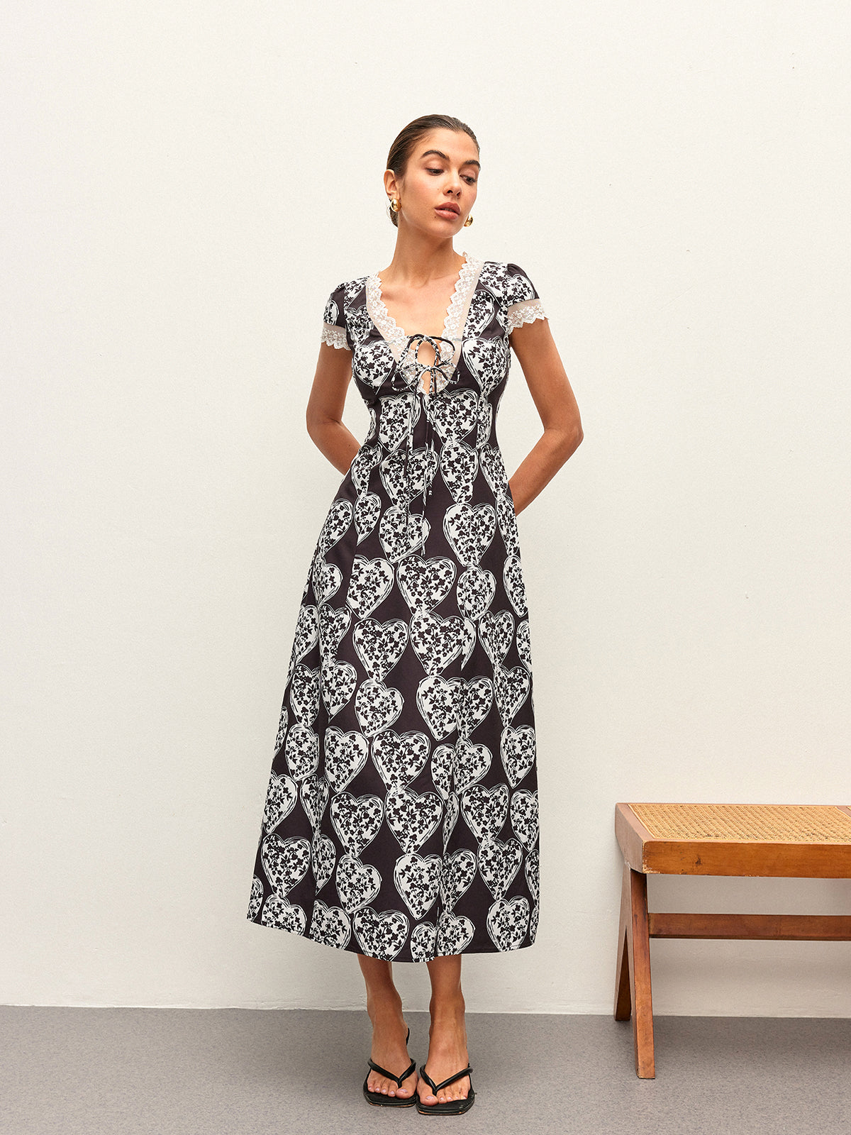 Majestspun – Kleid mit V-Ausschnitt und Schleife und Blumenmuster