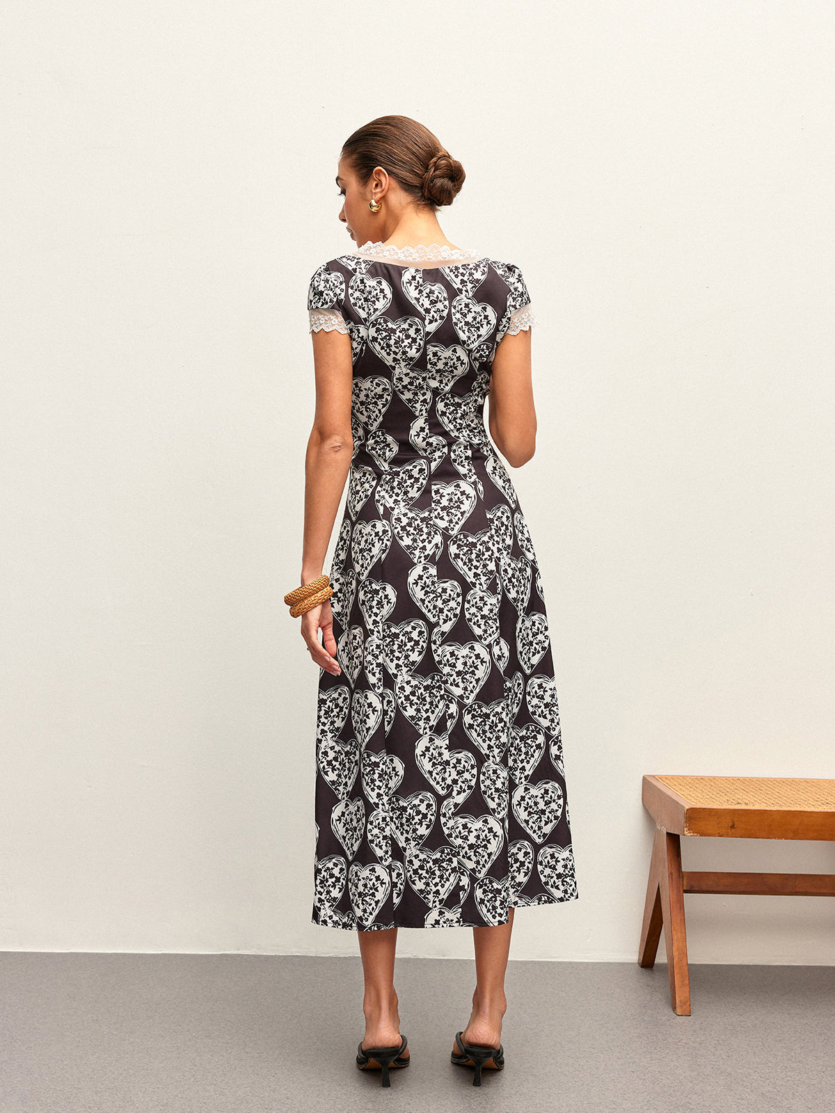 Majestspun – Kleid mit V-Ausschnitt und Schleife und Blumenmuster