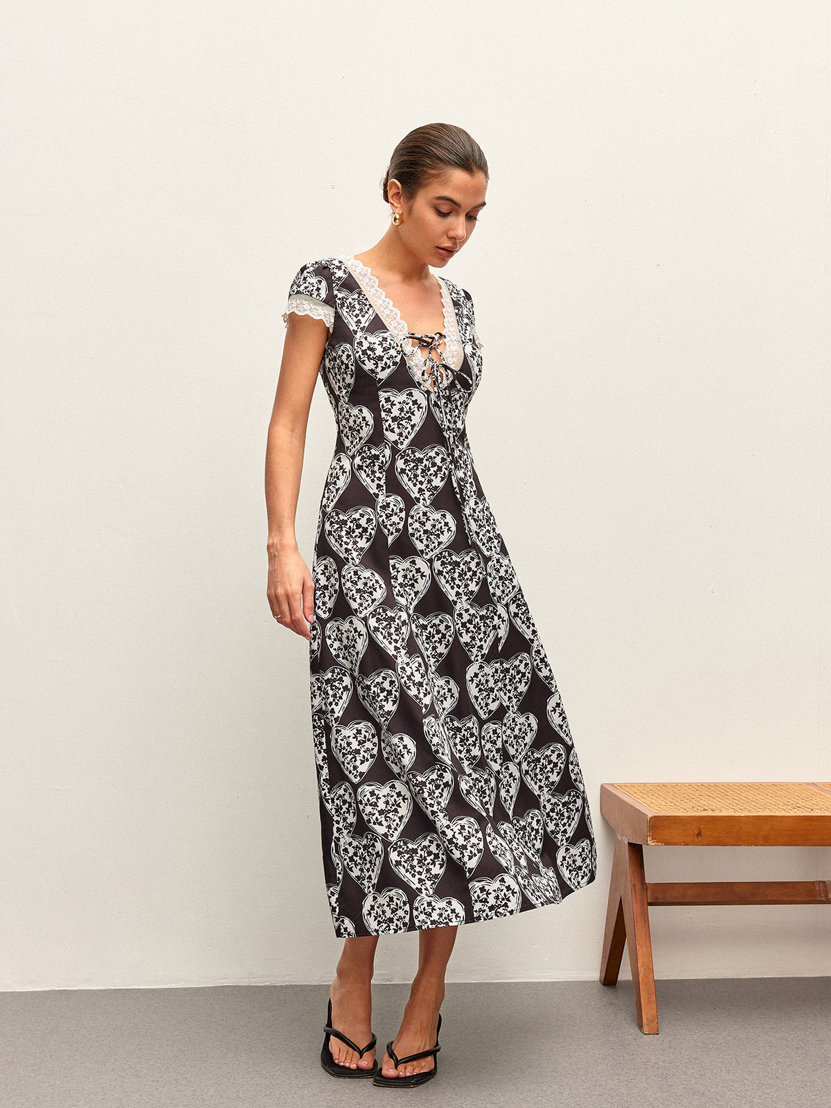 Majestspun – Kleid mit V-Ausschnitt und Schleife und Blumenmuster