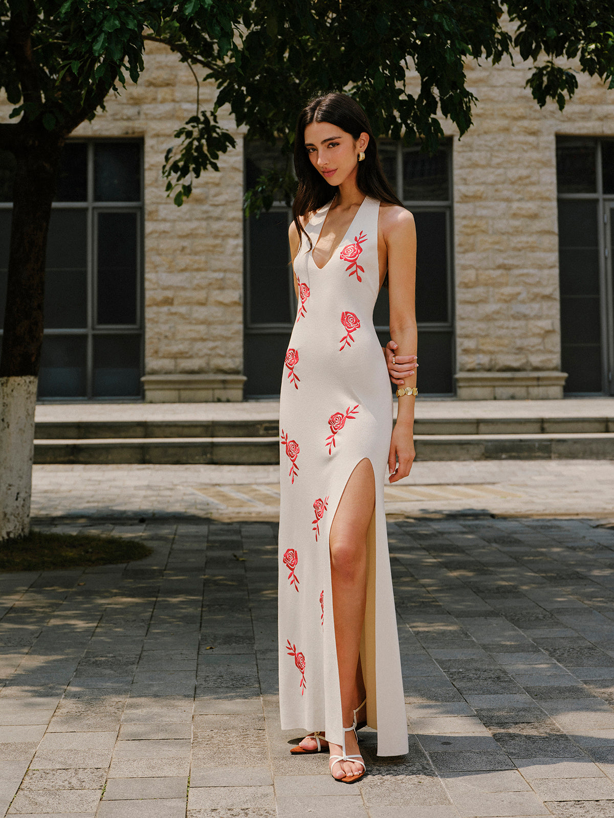 Shimsilk – Neckholderkleid aus geschlitztem Strick mit Stickerei
