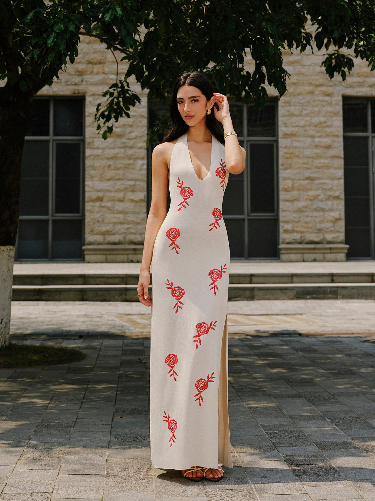 Shimsilk – Neckholderkleid aus geschlitztem Strick mit Stickerei