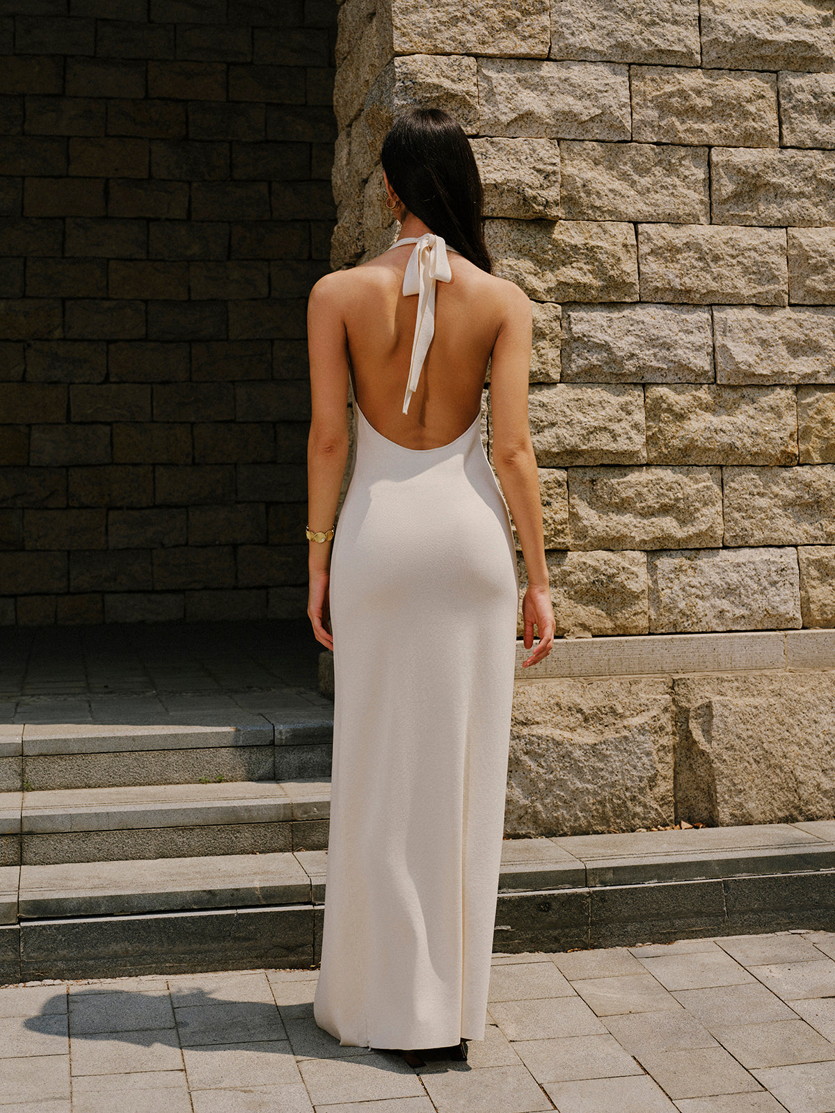 Shimsilk – Neckholderkleid aus geschlitztem Strick mit Stickerei