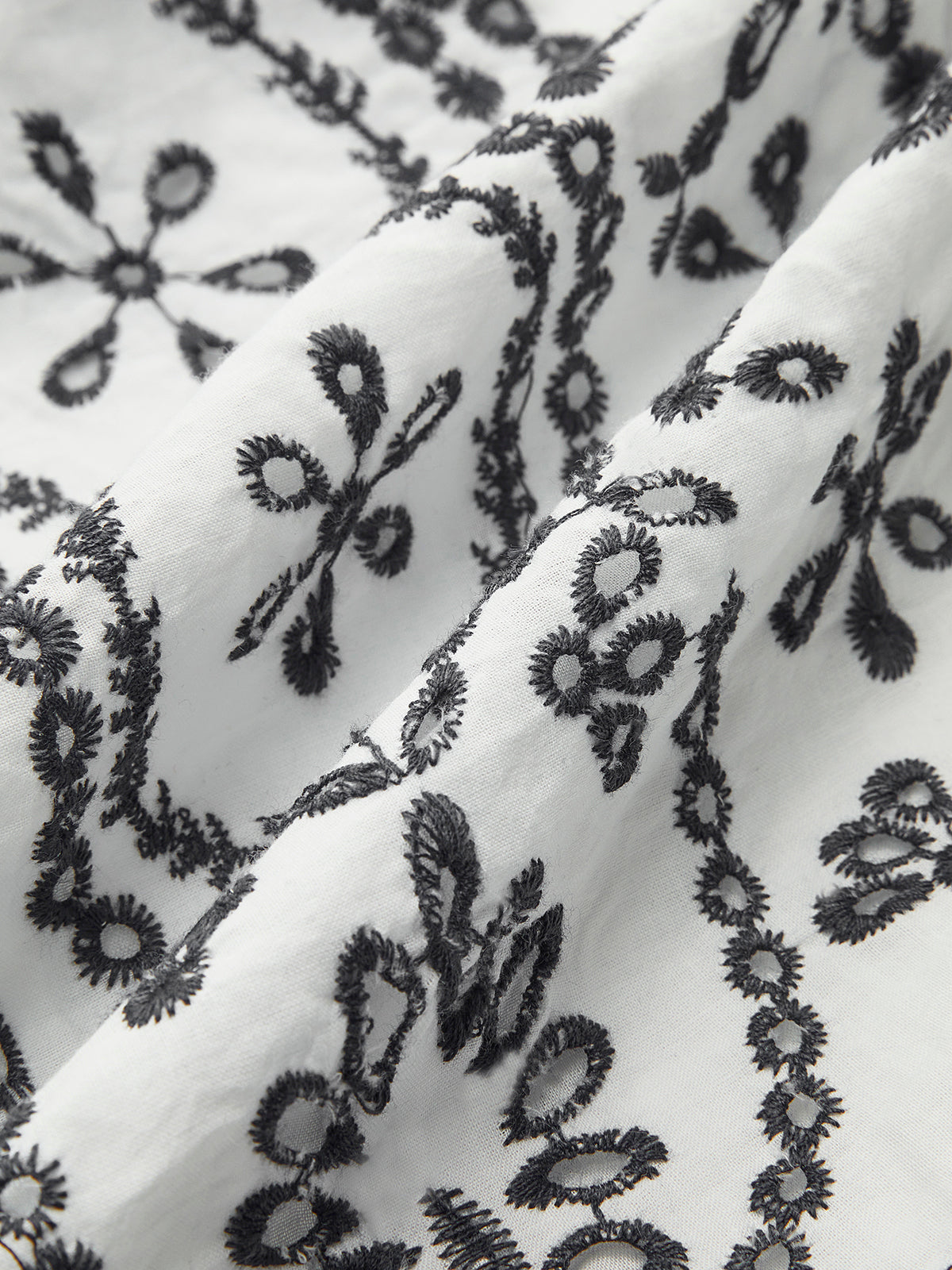Miraclerose – Besticktes Kleid mit V-Ausschnitt und Gürtel