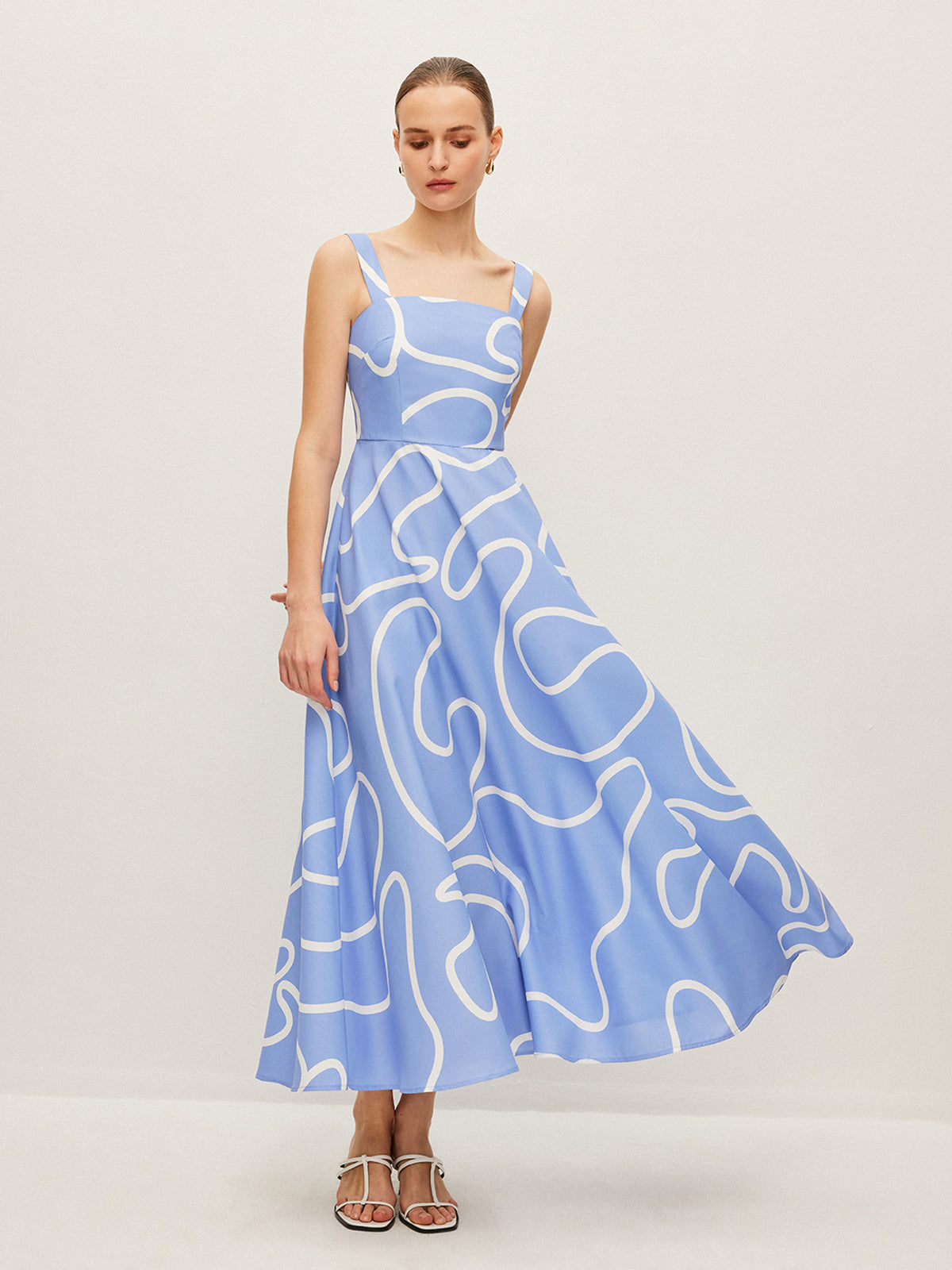 Nara Kleid mit quadratischen Trägern und abstraktem Liniendruck
