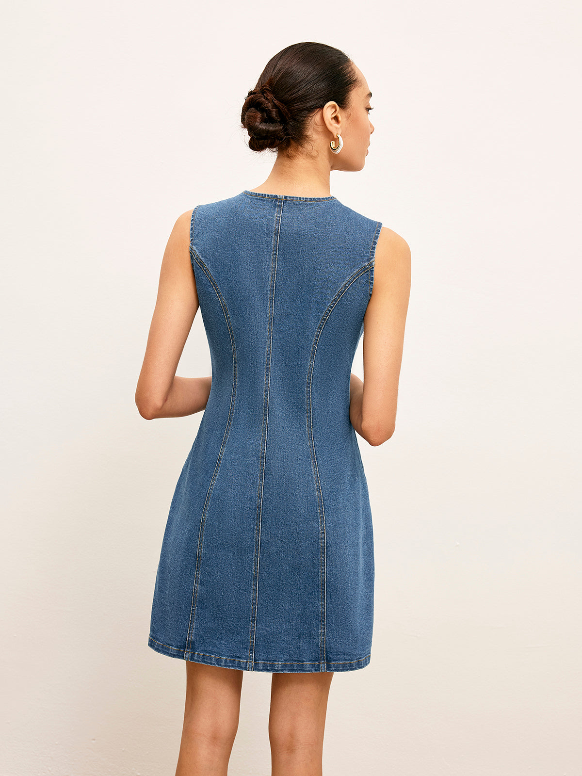 Klänning med knappar och fickor i denim med ventilerande knappar