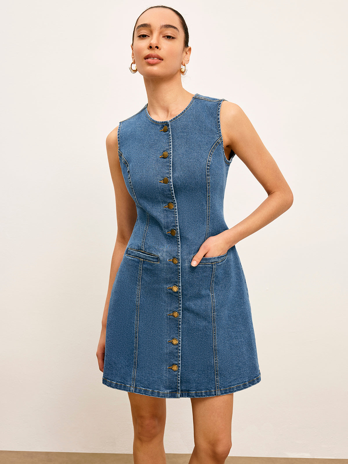 Klänning med knappar och fickor i denim med ventilerande knappar